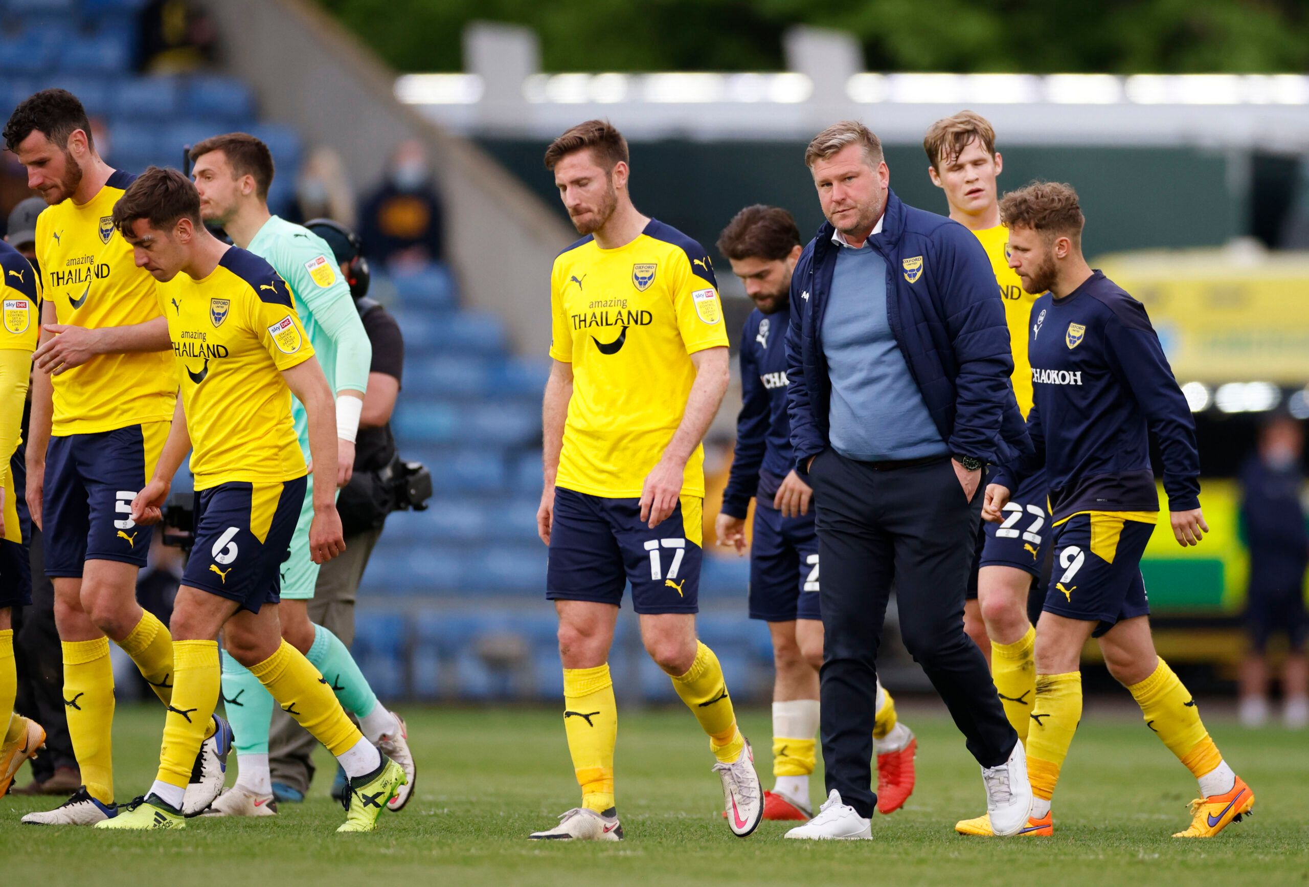 Soccer Football - League One - Play-Off Semi Final First Leg - Oxford United v Blackpool - Kassam Stadium, Oxford, Britain - May 18, 2021 Oxford United manager Karl Robinson with his team after the match Action Images/John Sibley EDITORIAL USE ONLY. No use with unauthorized audio, video, data, fixture lists, club/league logos or 'live' services. Online in-match use limited to 75 images, no video emulation. No use in betting, games or single club /league/player publications.  Please contact your 