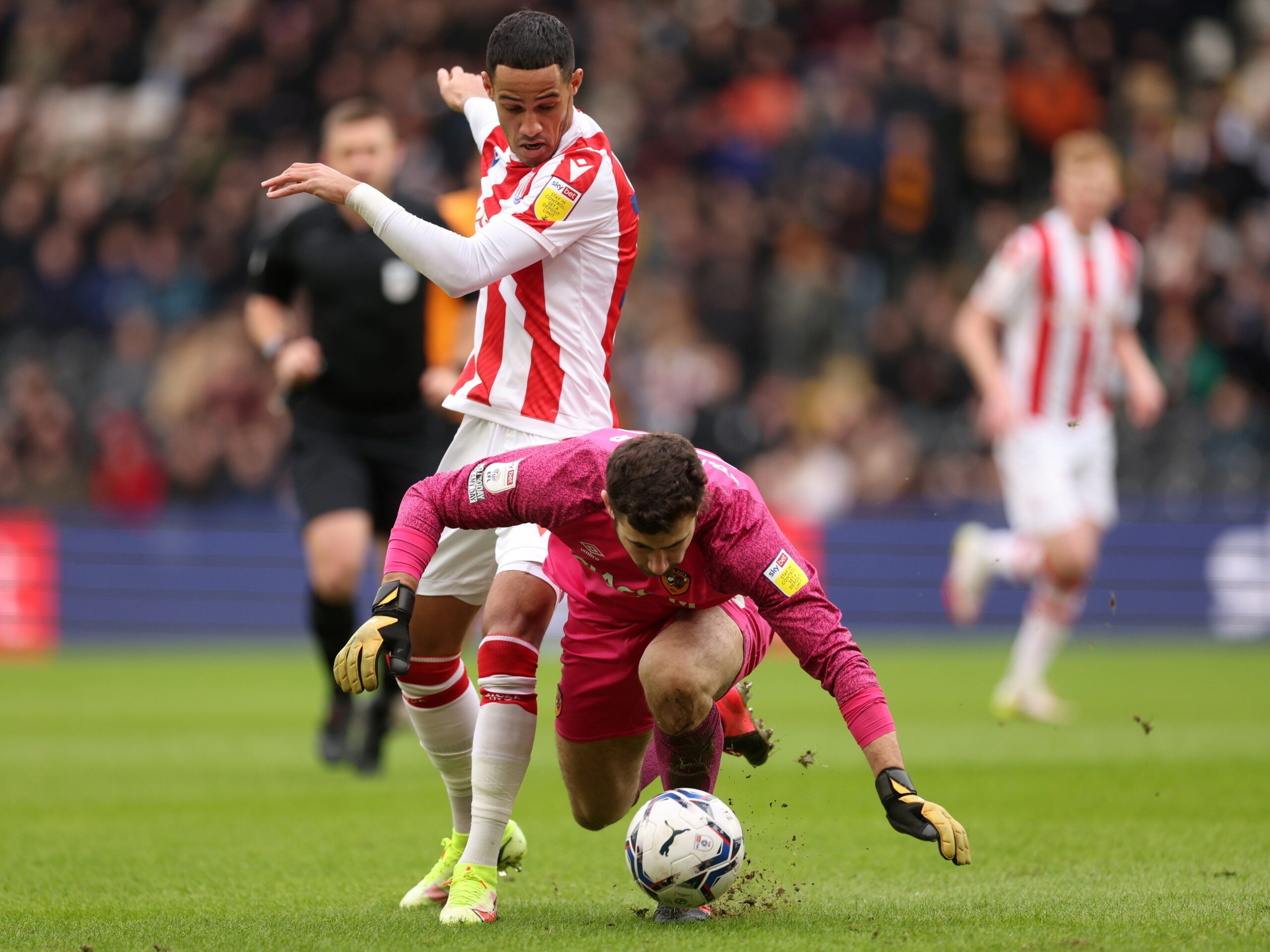 Soccer Football - Championship - Hull City v Stoke City - KCOM Stadium, Hull, Britain - January 16, 2022  Stoke City?s Tom Ince  in action with Hull City?s Nathan Baxter  Action Images/Lee Smith  EDITORIAL USE ONLY. No use with unauthorized audio, video, data, fixture lists, club/league logos or 
