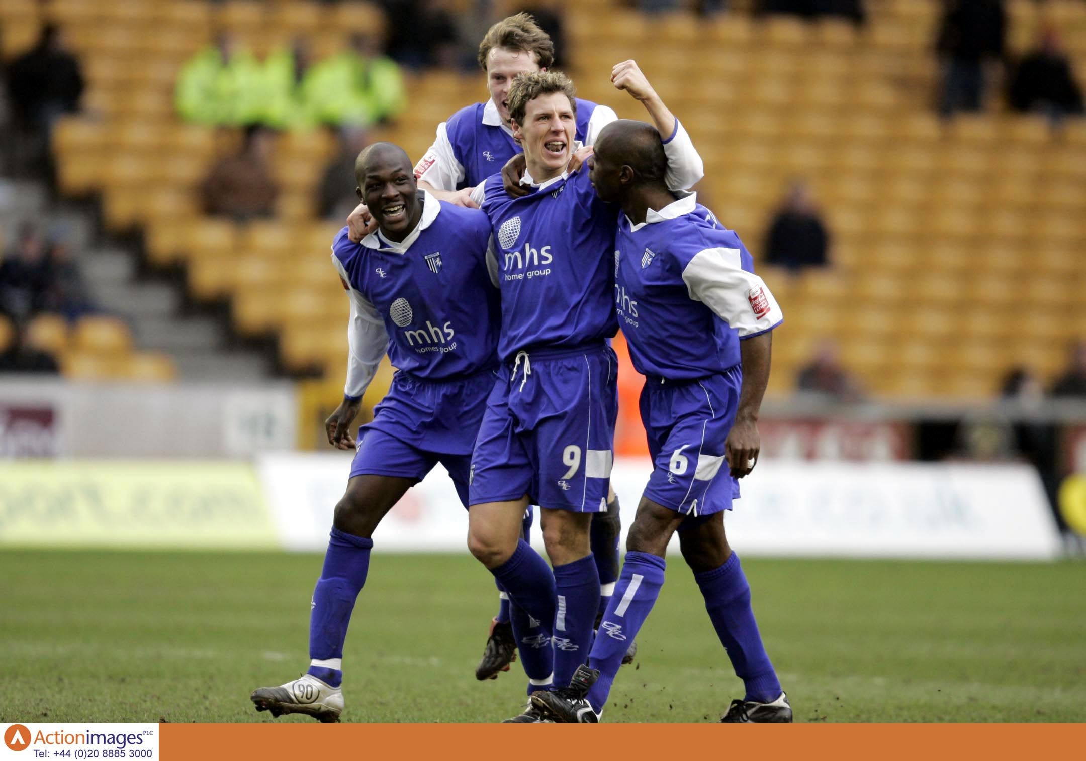 Football - Wolverhampton Wanderers v Gillingham Coca-Cola Football League Championship  - Molineux - 19/2/05 
Gillingham celebrate Darius Henderson scoring the first goal 
Mandatory Credit: Action Images / Keith Williams 
Livepic