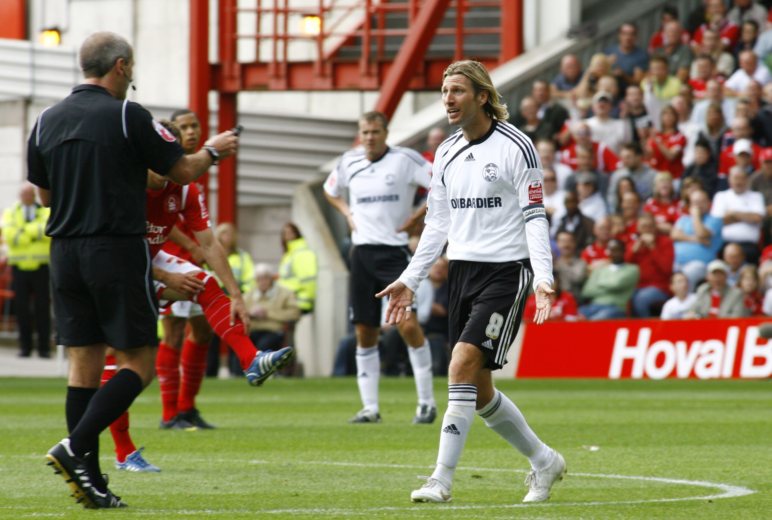 Football - Nottingham Forest v Derby County - Coca-Cola Football League Championship - The City Ground - 09/10 - 29/8/09 
Robbie Savage - Derby County remonstrates to Referee Martin Atkinson 
Mandatory Credit: Action Images / Paul Redding
