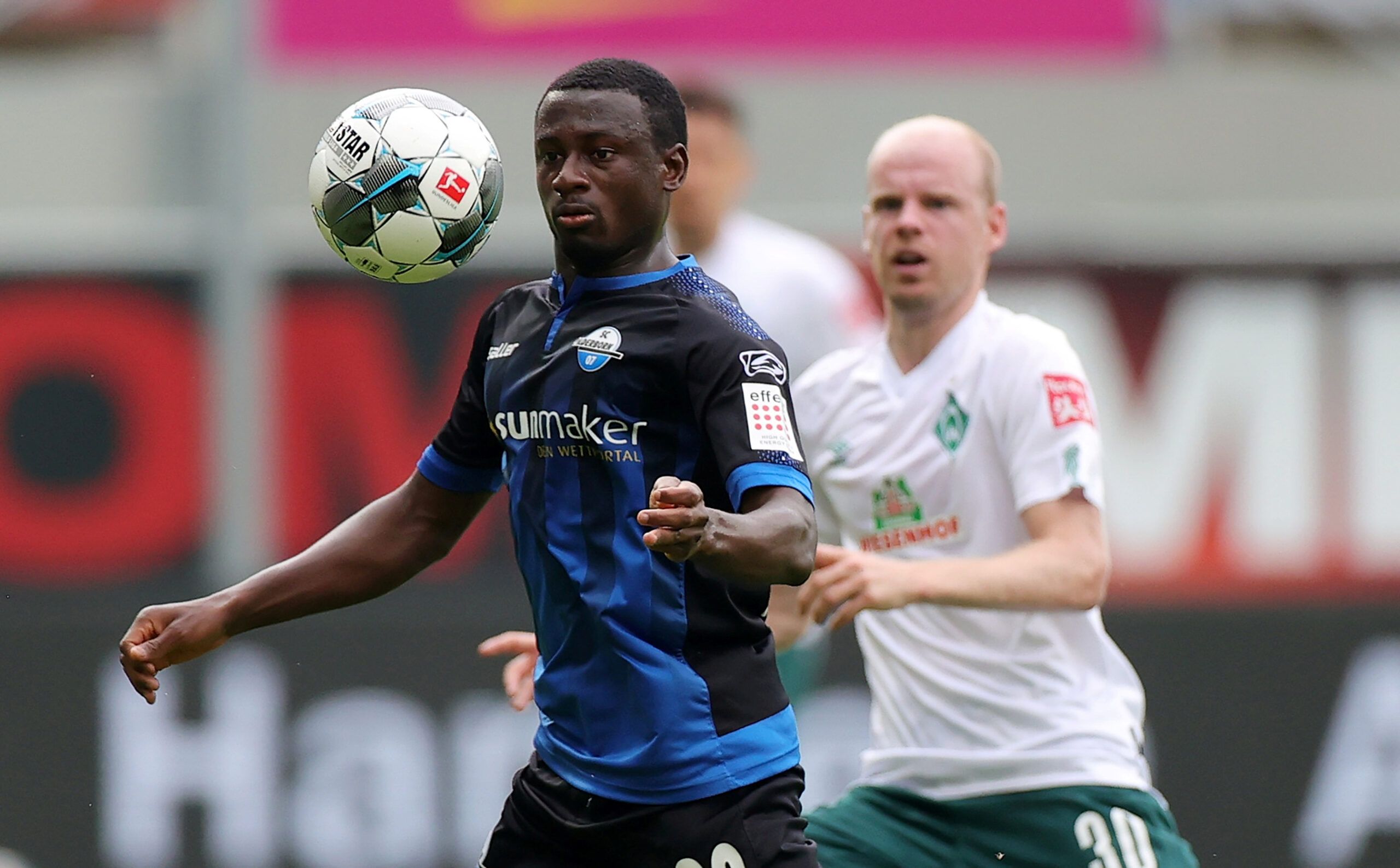 Soccer Football - Bundesliga - SC Paderborn v Werder Bremen - Benteler Arena, Paderborn, Germany - June 13, 2020 Werder Bremen's Davy Klaassen in action with Paderborn's Jamilu Collins, as play resumes behind closed doors following the outbreak of the coronavirus disease (COVID-19) Friedemann Vogel/Pool via REUTERS   DFL regulations prohibit any use of photographs as image sequences and/or quasi-video