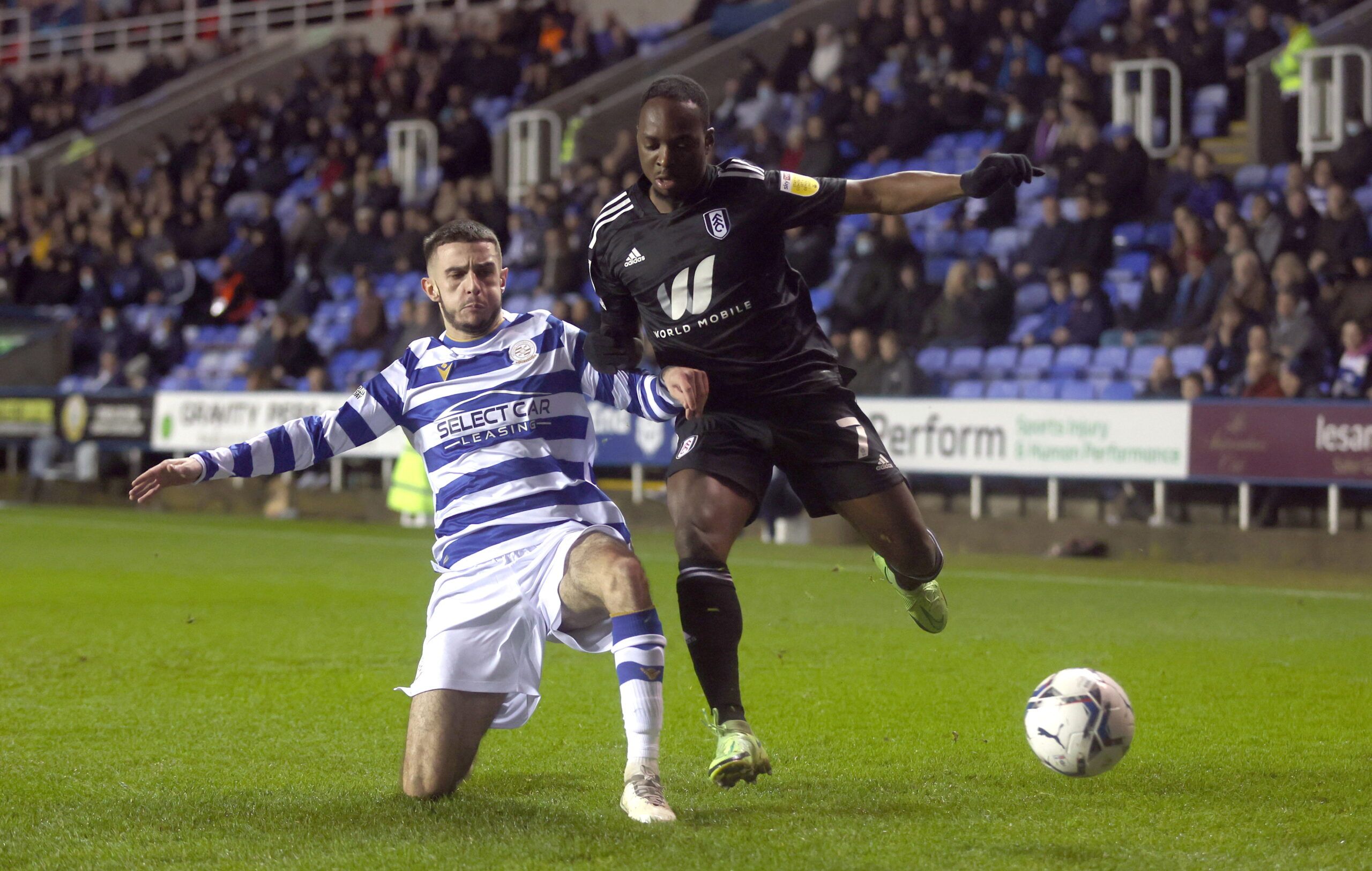 Soccer Football - Championship - Reading v Fulham - Madejski Stadium, Reading, Britain - January 11, 2022  Reading's Dejan Tetek in action with Fulham's Neeskens Kebano   Action Images/Matthew Childs  EDITORIAL USE ONLY. No use with unauthorized audio, video, data, fixture lists, club/league logos or 