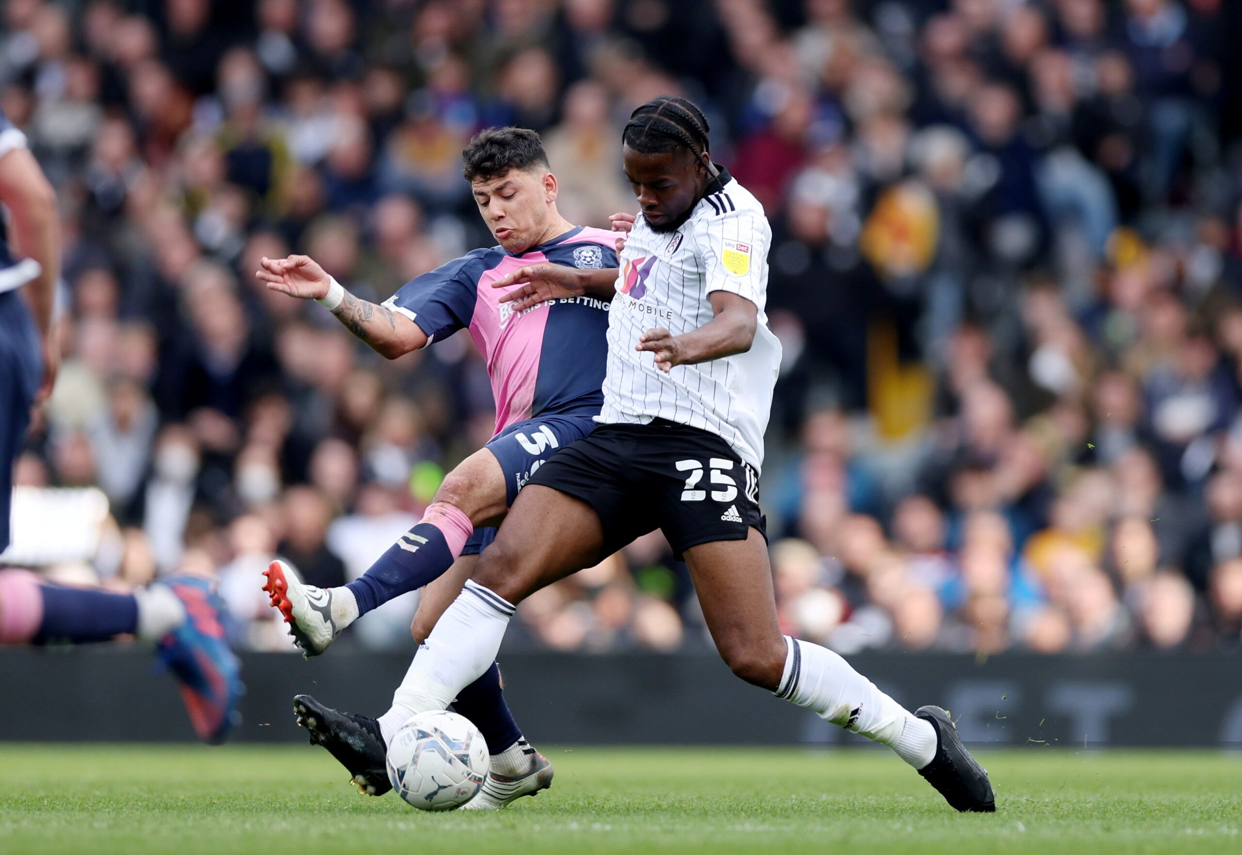 Soccer Football - Championship - Fulham v Coventry City - Craven Cottage, London, Britain - April 10, 2022 Fulham's Josh Onomah in action with Coventry City's Gustavo Hamer   Action Images/Matthew Childs  EDITORIAL USE ONLY. No use with unauthorized audio, video, data, fixture lists, club/league logos or 