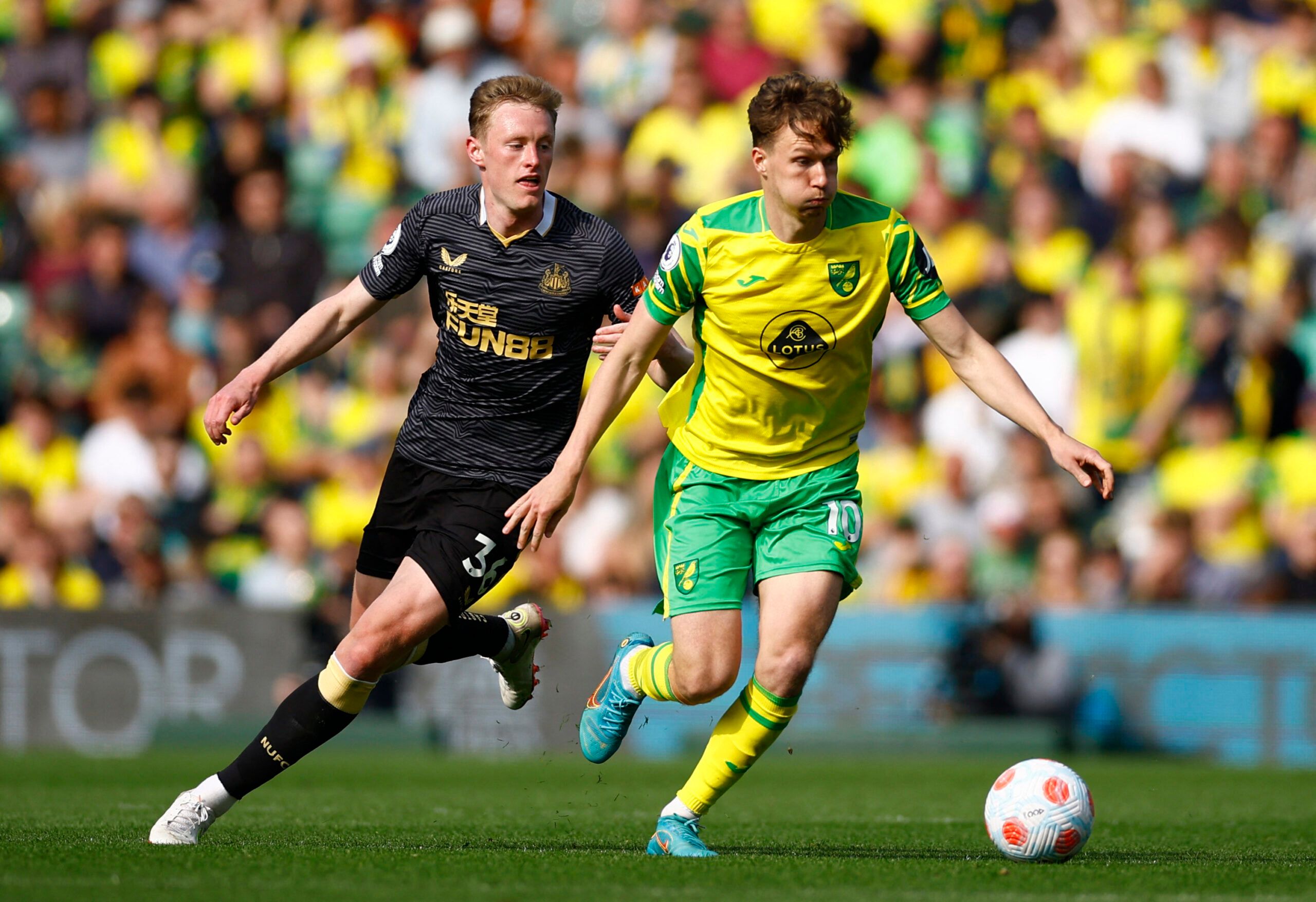 Soccer Football - Premier League - Norwich City v Newcastle United - Carrow Road, Norwich, Britain - April 23, 2022 Norwich City's Kieran Dowell in action with Newcastle United's Sean Longstaff Action Images via Reuters/Andrew Boyers EDITORIAL USE ONLY. No use with unauthorized audio, video, data, fixture lists, club/league logos or 'live' services. Online in-match use limited to 75 images, no video emulation. No use in betting, games or single club /league/player publications.  Please contact y