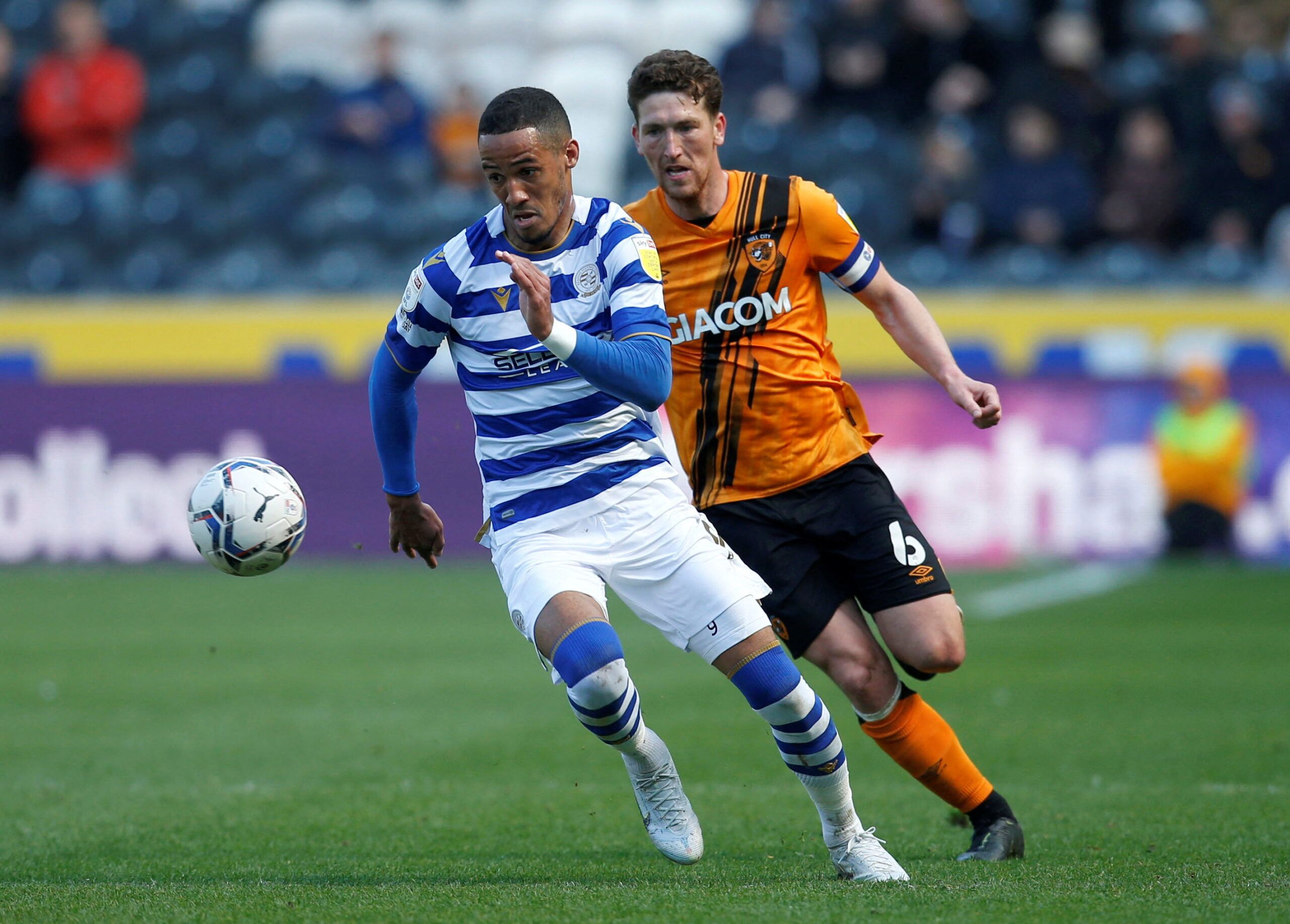 Soccer Football - Championship - Hull City v Reading - MKM Stadium, Hull, Britain - April 23, 2022 Reading's Tom Ince in action with Hull City's Richie Smallwood  Action Images/Ed Sykes  EDITORIAL USE ONLY. No use with unauthorized audio, video, data, fixture lists, club/league logos or 