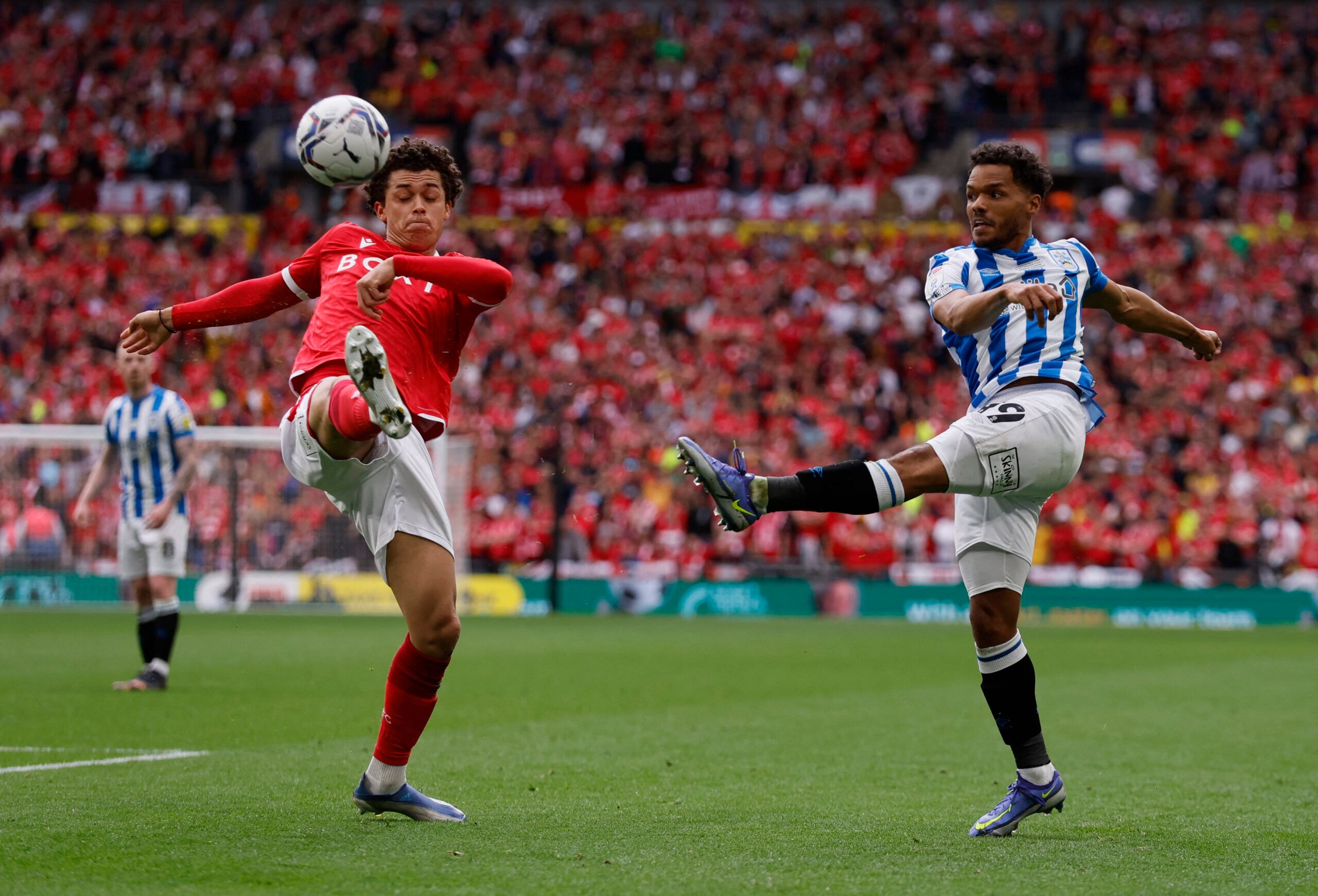 Soccer Football - Championship Play-Off Final - Huddersfield Town v Nottingham Forest - Wembley Stadium, London, Britain - May 29, 2022 Nottingham Forest's Brennan Johnson in action with Huddersfield Town's Duane Holmes Action Images via Reuters/Andrew Couldridge