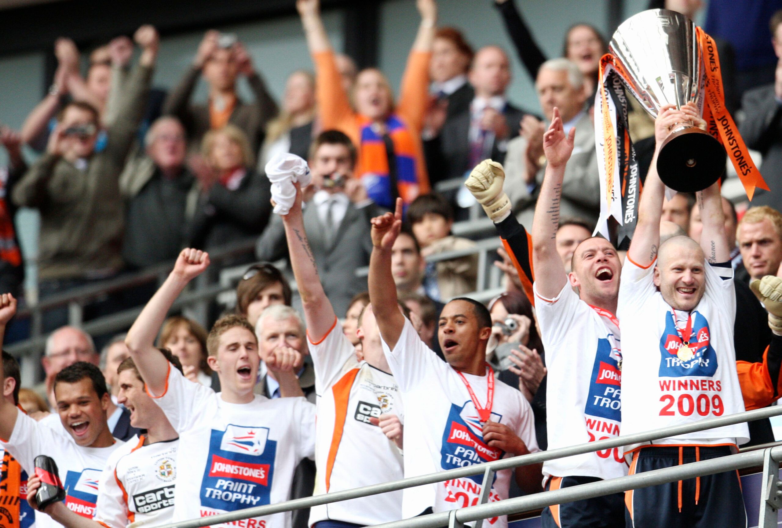 Football - Luton Town v Scunthorpe United - Johnstone's Paint Trophy Final - Wembley Stadium - 08/09 - 5/4/09 
Kevin Nicholls lifts the trophy as Luton Town celebrate victory 
Mandatory Credit: Action Images / Andrew Couldridge