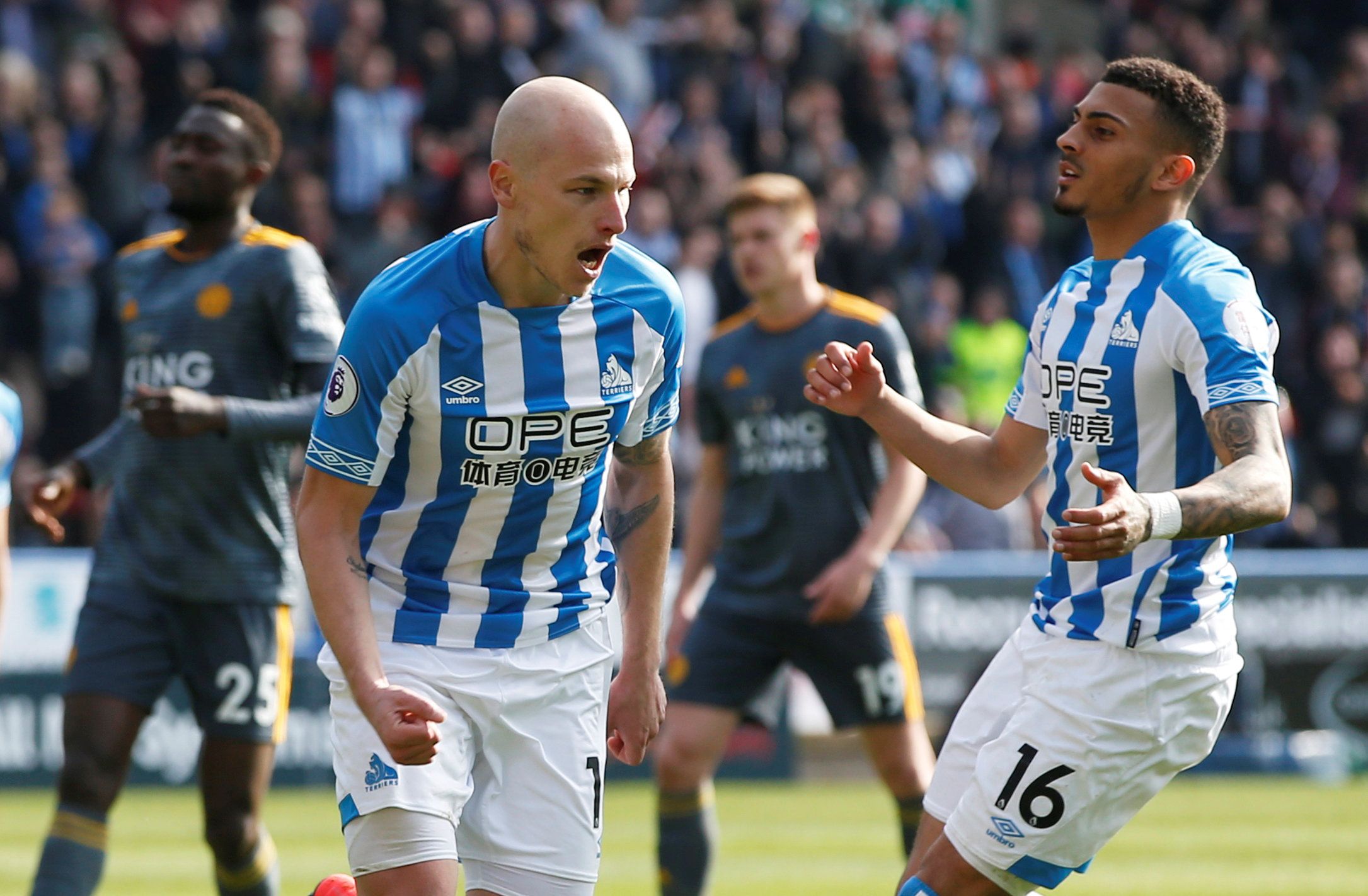 Soccer Football - Premier League - Huddersfield Town v Leicester City - John Smith's Stadium, Huddersfield, Britain - April 6, 2019  Huddersfield Town's Aaron Mooy celebrates scoring their first goal    REUTERS/Andrew Yates  EDITORIAL USE ONLY. No use with unauthorized audio, video, data, fixture lists, club/league logos or 