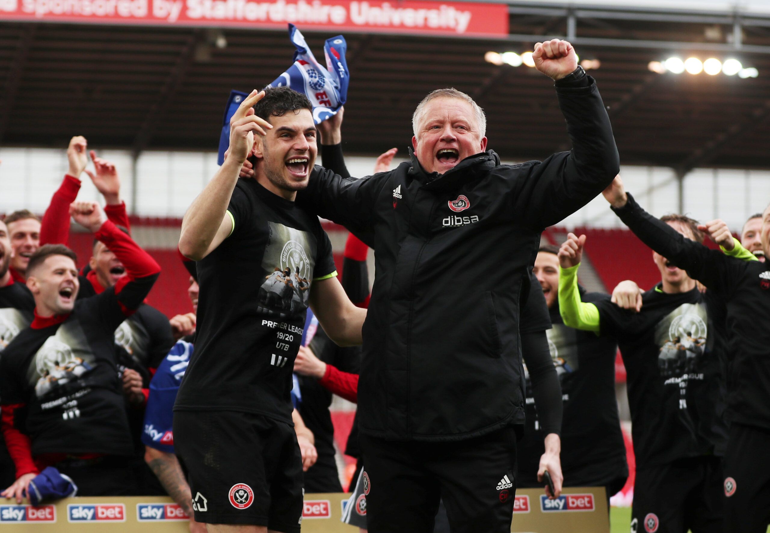 Soccer Football - Championship - Stoke City v Sheffield United - bet365 Stadium, Stoke-on-Trent, Britain - May 5, 2019   Sheffield United manager Chris Wilder celebrates promotion after the match with the players     Action Images via Reuters/Lee Smith    EDITORIAL USE ONLY. No use with unauthorized audio, video, data, fixture lists, club/league logos or 