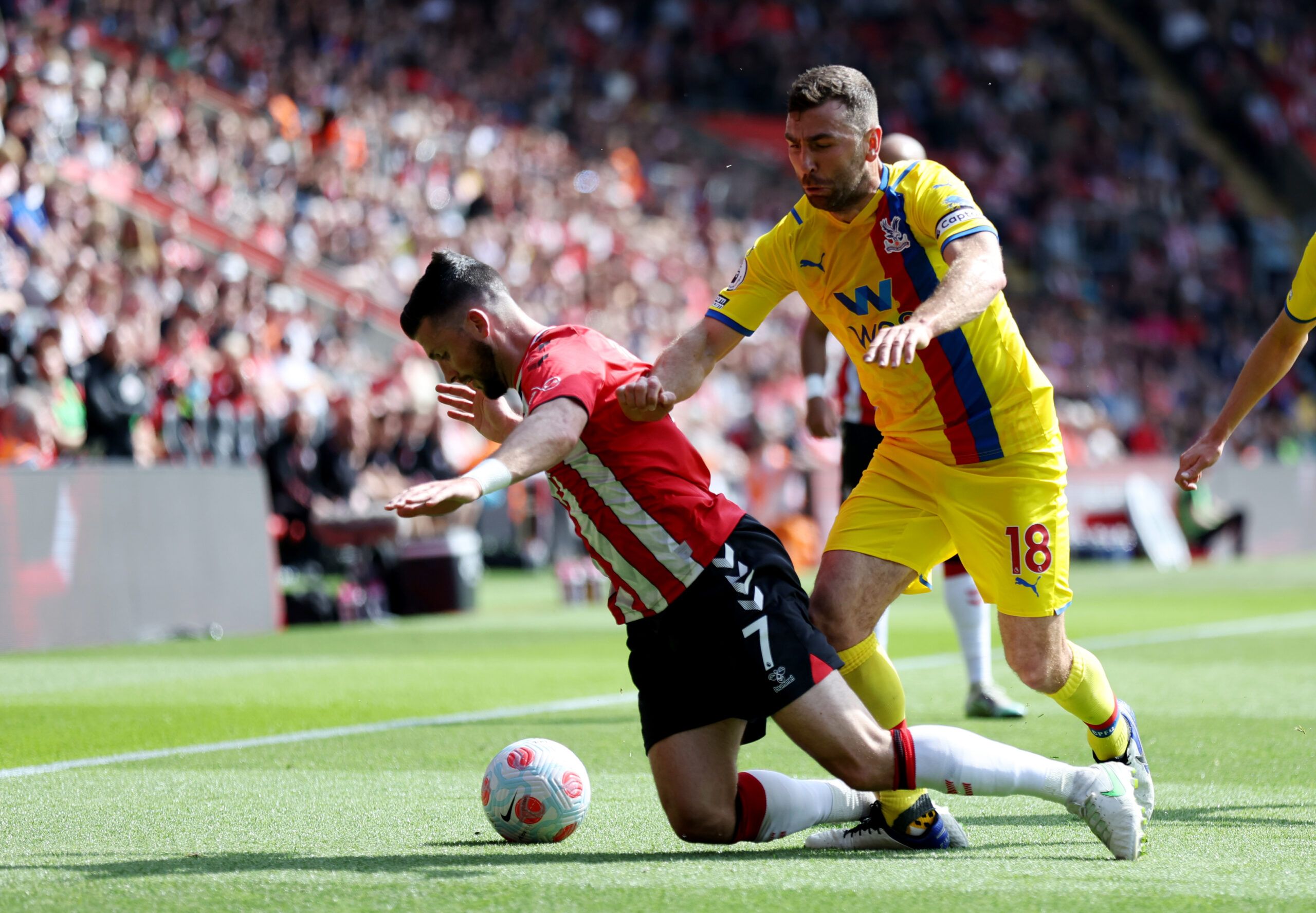 Soccer Football - Premier League - Southampton v Crystal Palace - St Mary's Stadium, Southampton, Britain - April 30, 2022 Southampton's Shane Long in action with Crystal Palace's James McArthur REUTERS/Ian Walton EDITORIAL USE ONLY. No use with unauthorized audio, video, data, fixture lists, club/league logos or 'live' services. Online in-match use limited to 75 images, no video emulation. No use in betting, games or single club /league/player publications.  Please contact your account represen
