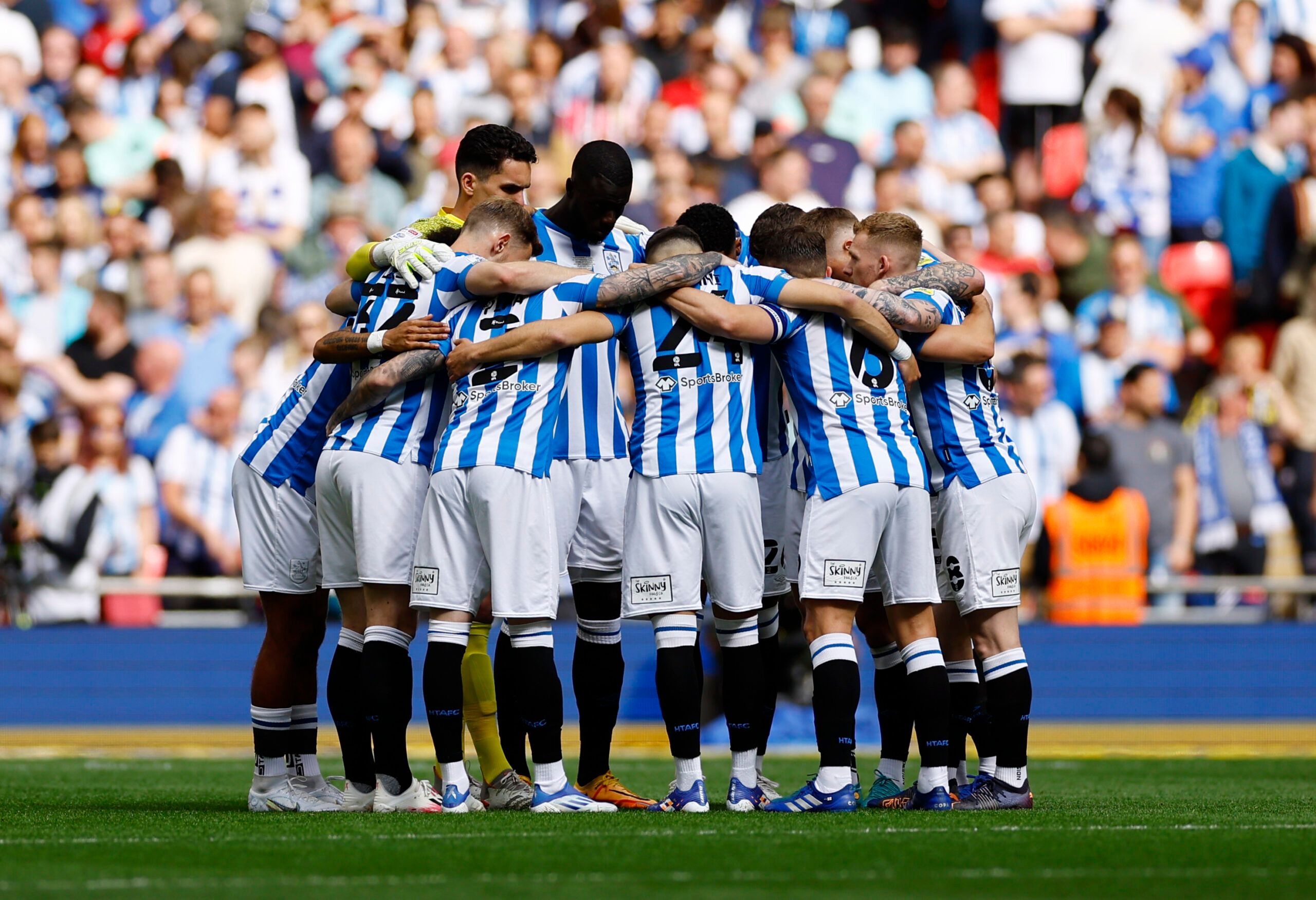 Soccer Football - Championship Play-Off Final - Huddersfield Town v Nottingham Forest - Wembley Stadium, London, Britain - May 29, 2022 Huddersfield Town players huddle before the match Action Images via Reuters/Andrew Boyers