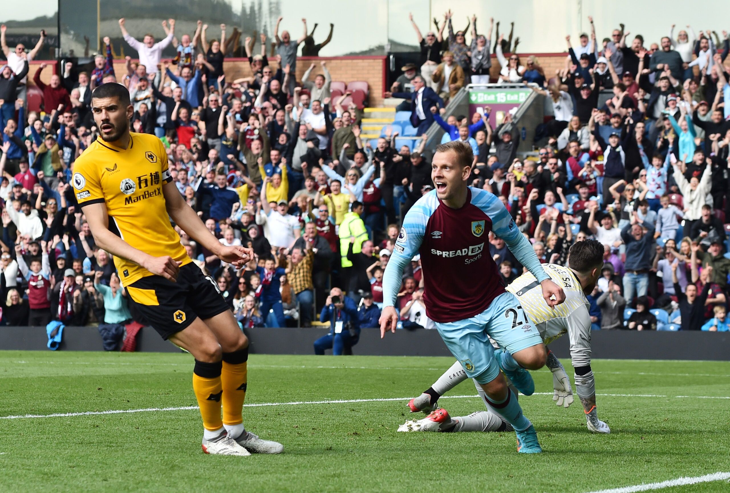 Soccer Football - Premier League - Burnley v Wolverhampton Wanderers - Turf Moor, Burnley, Britain - April 24, 2022  Burnley's Matej Vydra celebrates scoring their first goal REUTERS/Peter Powell EDITORIAL USE ONLY. No use with unauthorized audio, video, data, fixture lists, club/league logos or 'live' services. Online in-match use limited to 75 images, no video emulation. No use in betting, games or single club /league/player publications.  Please contact your account representative for further
