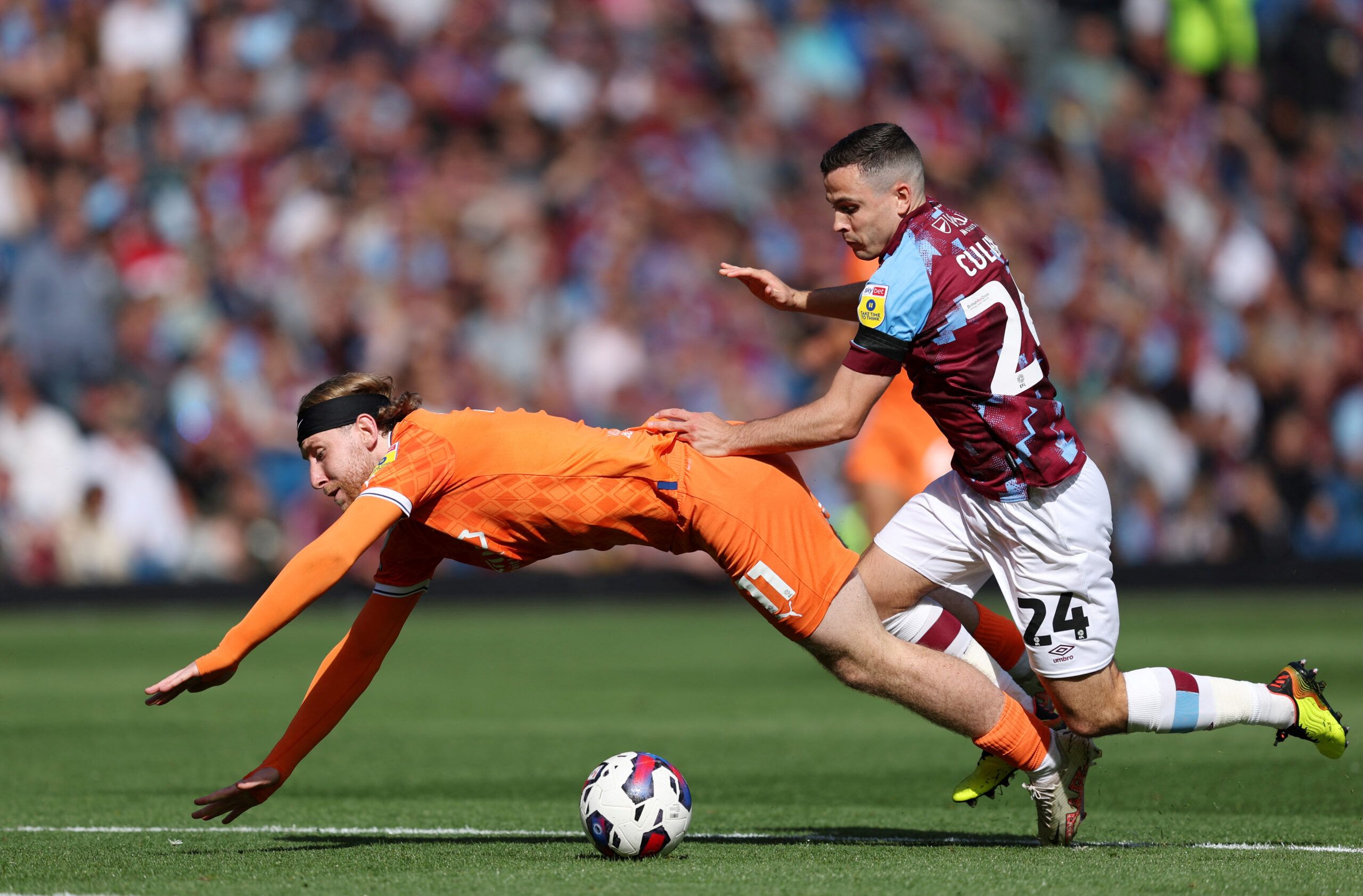 Soccer Football - Championship - Burnley v Blackpool - Turf Moor, Burnley, Britain - August 20, 2022 Blackpool's Josh Bowler in action with Burnley's Josh Cullen Action Images/John Clifton  EDITORIAL USE ONLY. No use with unauthorized audio, video, data, fixture lists, club/league logos or 