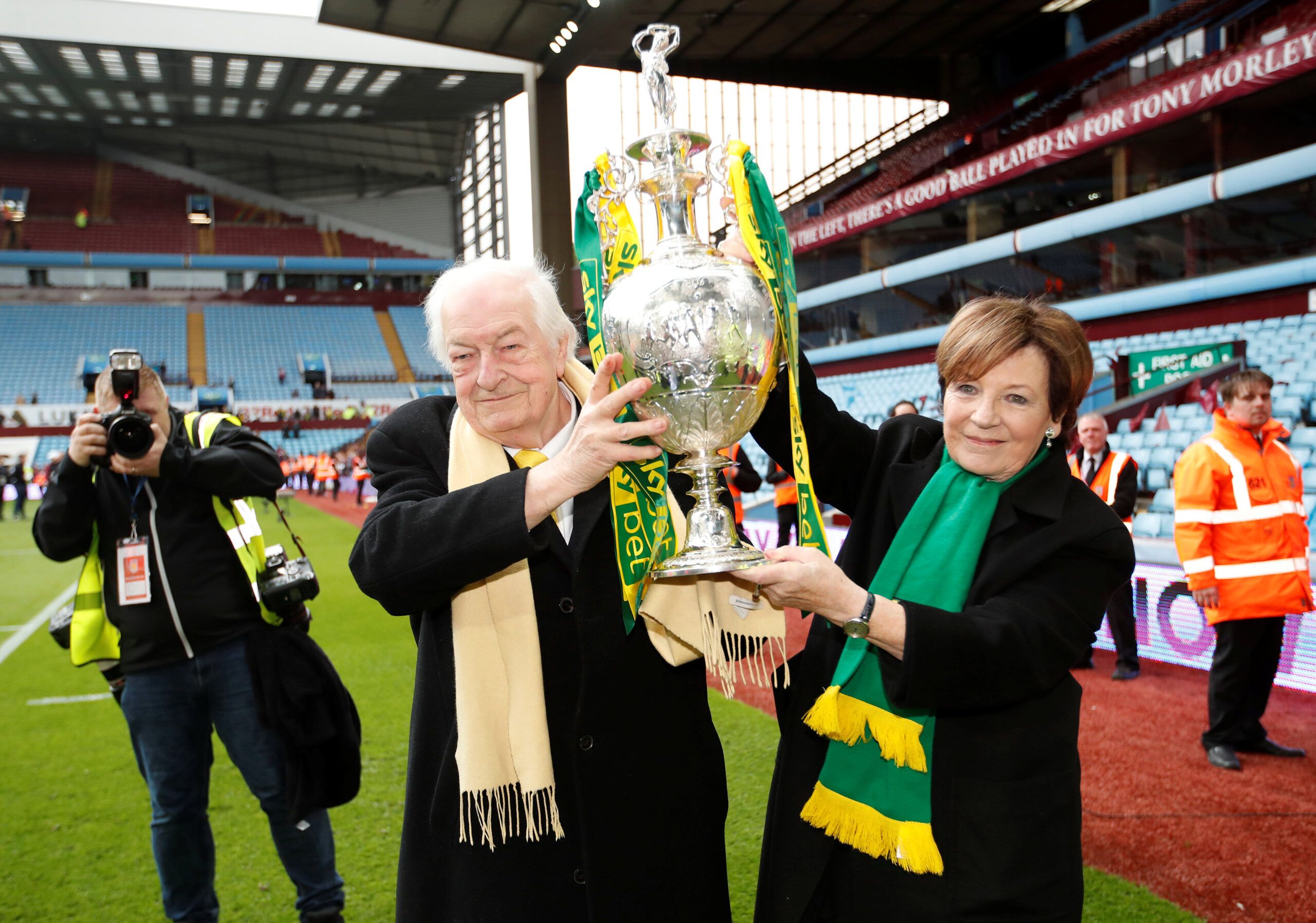 Soccer Football - Championship - Aston Villa v Norwich City - Villa Park, Birmingham, Britain - May 5, 2019   Norwich City joint majority shareholders Delia Smith and Michael Wynn Jones celebrate with the trophy after winning the Championship     Action Images via Reuters/Andrew Boyers    EDITORIAL USE ONLY. No use with unauthorized audio, video, data, fixture lists, club/league logos or 