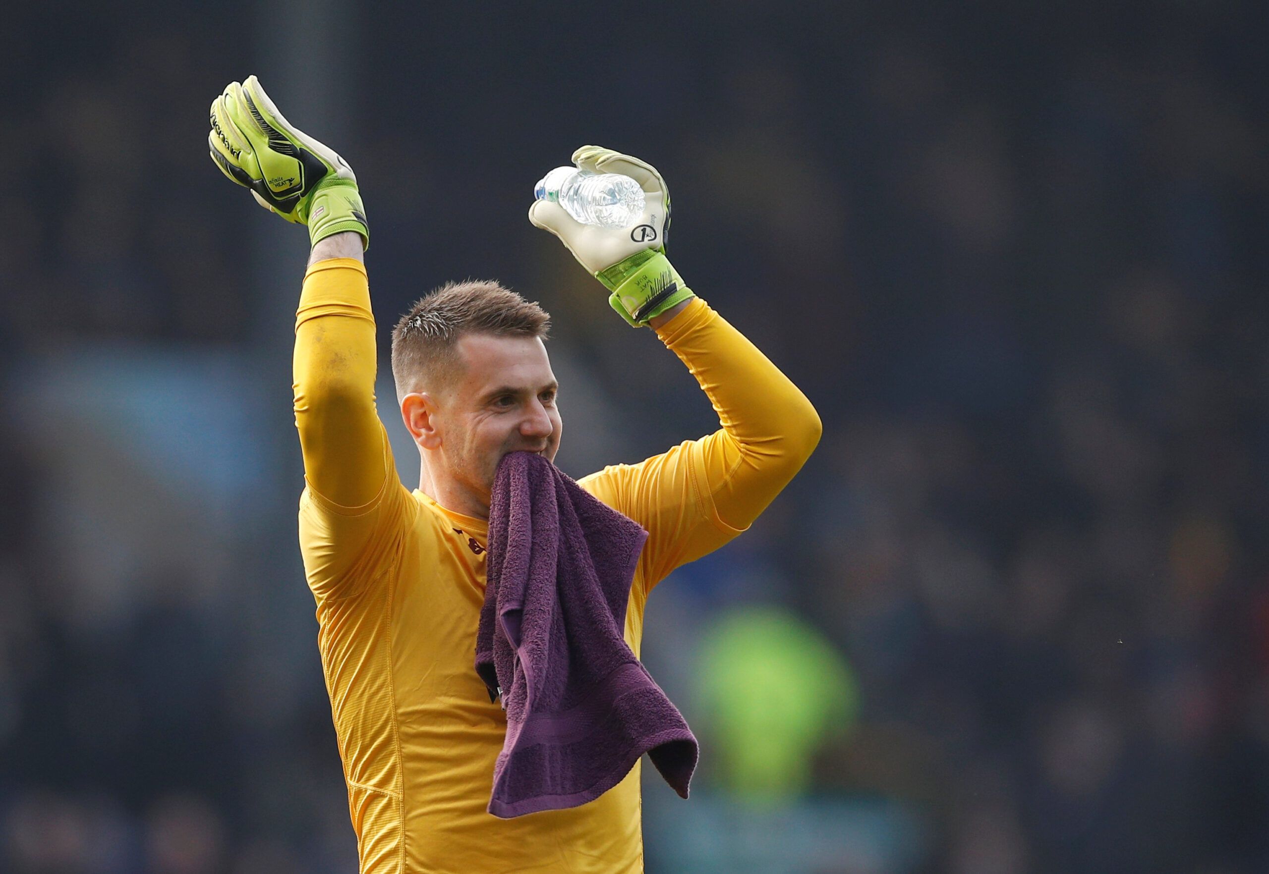 Soccer Football - Premier League - Burnley v Aston Villa - Turf Moor, Burnley, Britain - January 1, 2020  Aston Villa's Tom Heaton appluads the fans  REUTERS/Phil Noble  EDITORIAL USE ONLY. No use with unauthorized audio, video, data, fixture lists, club/league logos or 