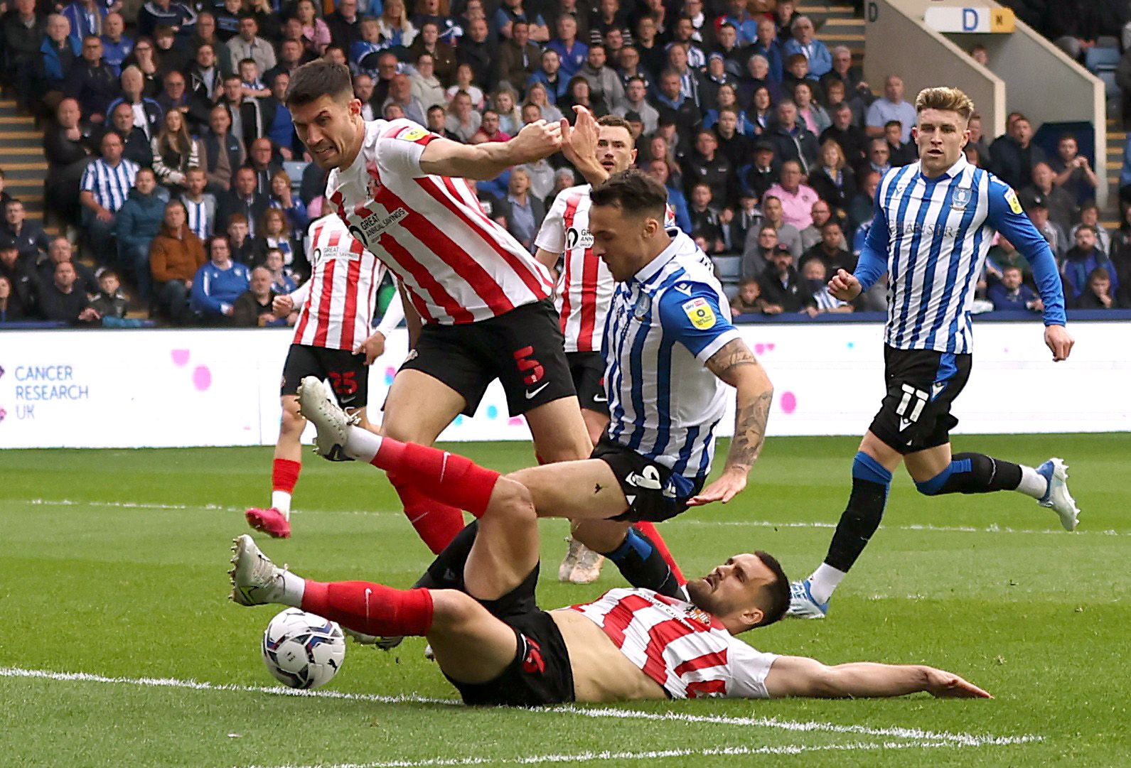 Soccer Football - League One - Play-Off Semi Final Second Leg - Sheffield Wednesday v Sunderland - Hillsborough Stadium, Sheffield, Britain - May 9, 2022 Sunderland's Danny Batth and Bailey Wright in action with Sheffield Wednesday's Lee Gregory Action Images/Lee Smith EDITORIAL USE ONLY. No use with unauthorized audio, video, data, fixture lists, club/league logos or 'live' services. Online in-match use limited to 75 images, no video emulation. No use in betting, games or single club /league/pl