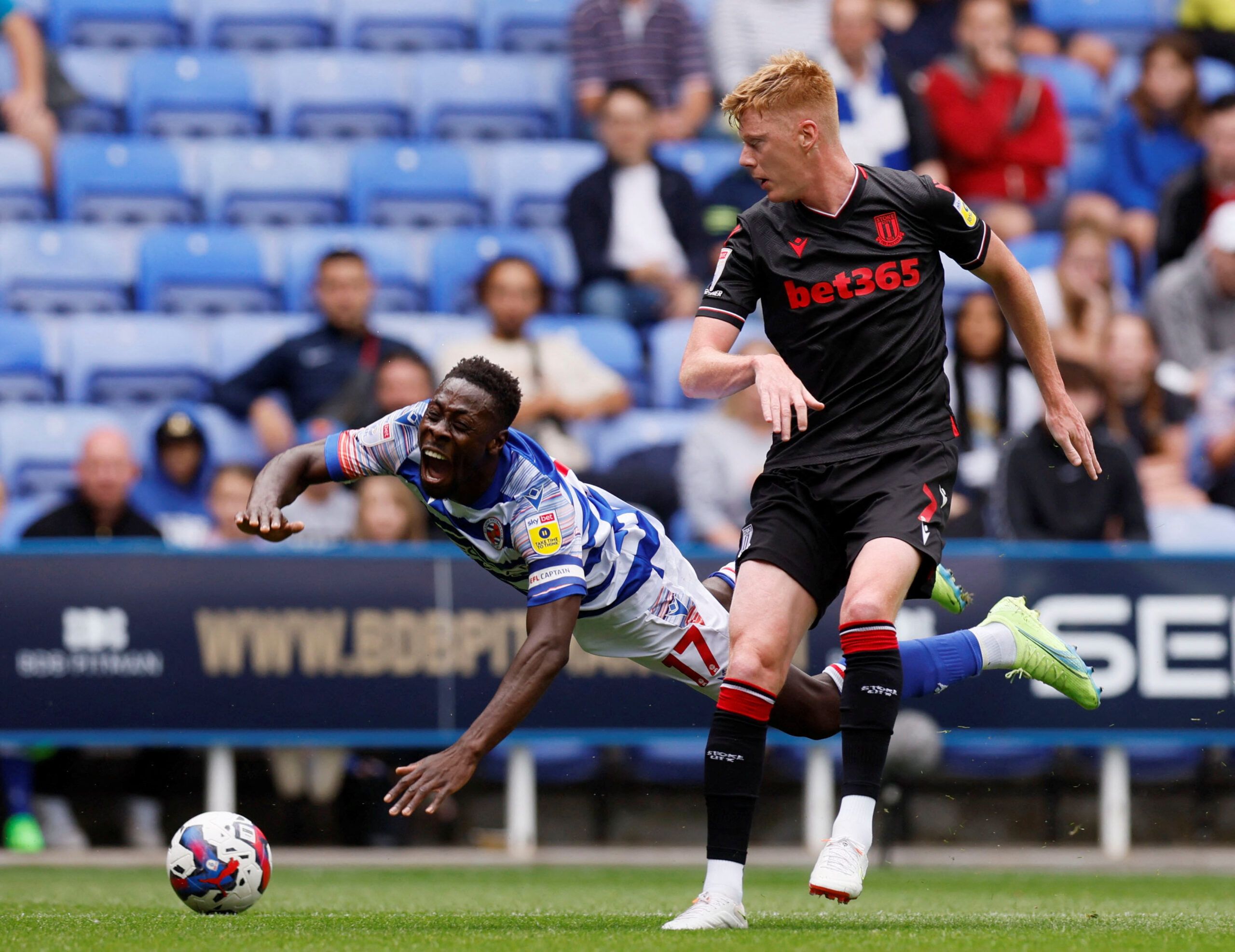 Soccer Football - Championship - Reading v Stoke City - Madejski Stadium, Reading, Britain - September 4, 2022 Reading?s Andy Yiadom In action with Stoke City's Sam Clucas  Action Images/Andrew Couldridge  EDITORIAL USE ONLY. No use with unauthorized audio, video, data, fixture lists, club/league logos or 