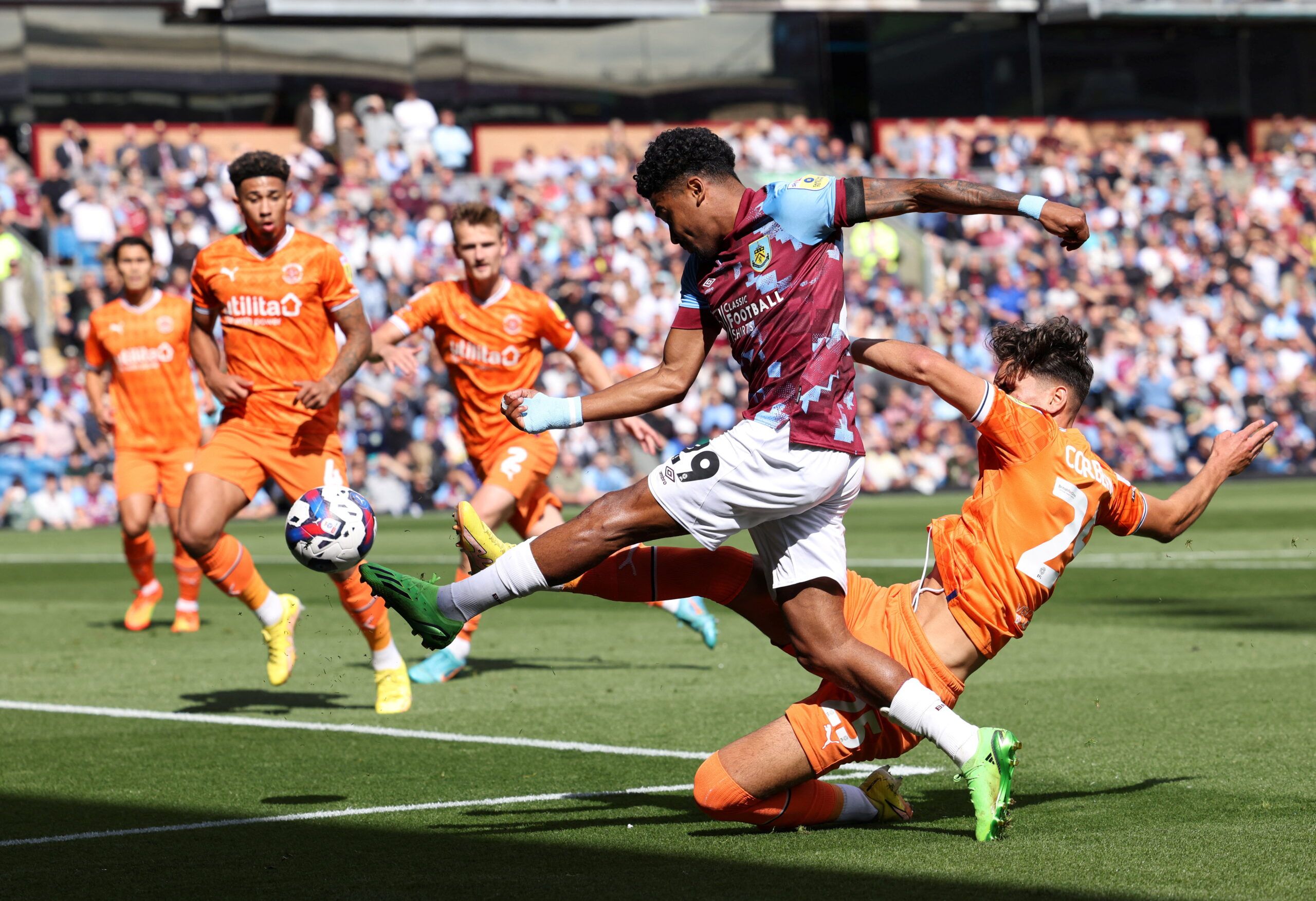 Soccer Football - Championship - Burnley v Blackpool - Turf Moor, Burnley, Britain - August 20, 2022 Burnley's Ian Maatsen in action with Blackpool's Theo Corbeanu Action Images/John Clifton  EDITORIAL USE ONLY. No use with unauthorized audio, video, data, fixture lists, club/league logos or 