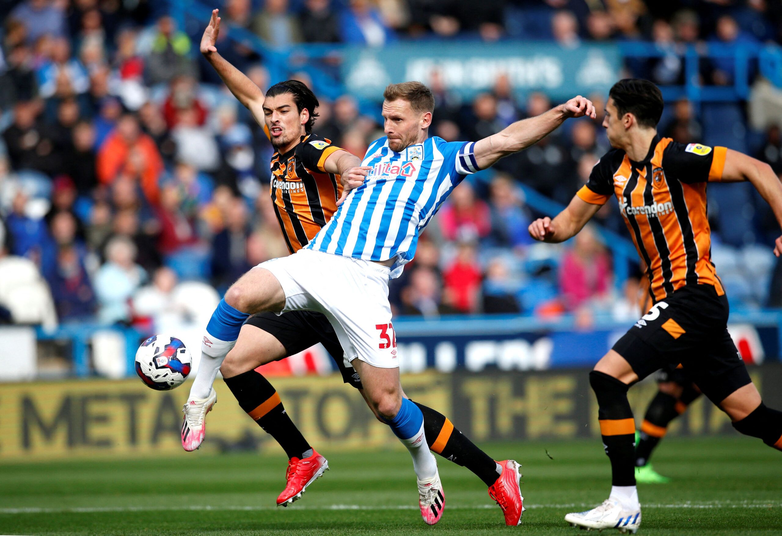 Soccer Football - Championship - Huddersfield Town v Hull City - John Smith's Stadium, Huddersfield, Britain - October 9, 2022 Huddersfield Town's Tom Lees shoots at goal Action Images/Ed Sykes  EDITORIAL USE ONLY. No use with unauthorized audio, video, data, fixture lists, club/league logos or 