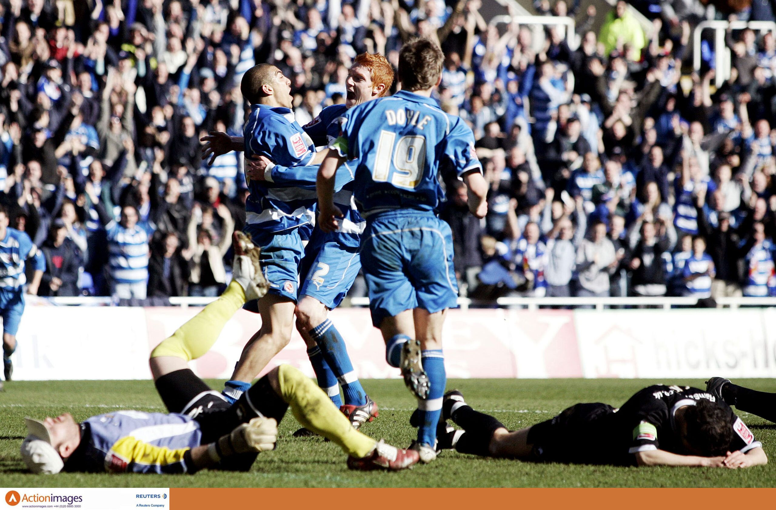 Football - Reading v Derby County Coca-Cola Football League Championship  - The Madejski Stadium - 1/4/06 
James Harper celebrates Reading's first goal with team mates 
Mandatory Credit: Action Images / Andrew Couldridge 
Livepic
