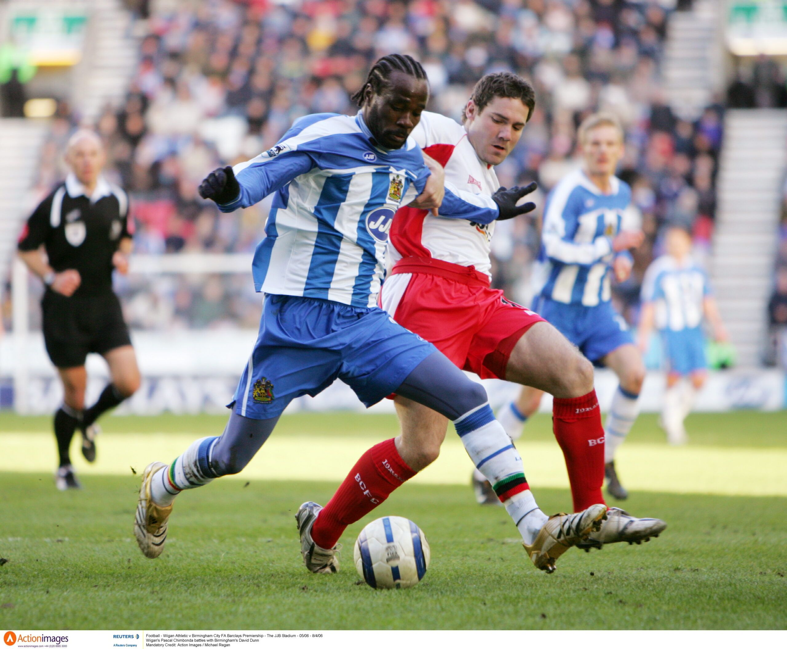 Football - Wigan Athletic v Birmingham City FA Barclays Premiership - The JJB Stadium - 05/06 - 8/4/06 
Wigan's Pascal Chimbonda battles with Birmingham's David Dunn 
Mandatory Credit: Action Images / Michael Regan 
NO ONLINE/INTERNET USE WITHOUT A LICENCE FROM THE FOOTBALL DATA CO LTD. FOR LICENCE ENQUIRIES PLEASE TELEPHONE +44 207 298 1656.