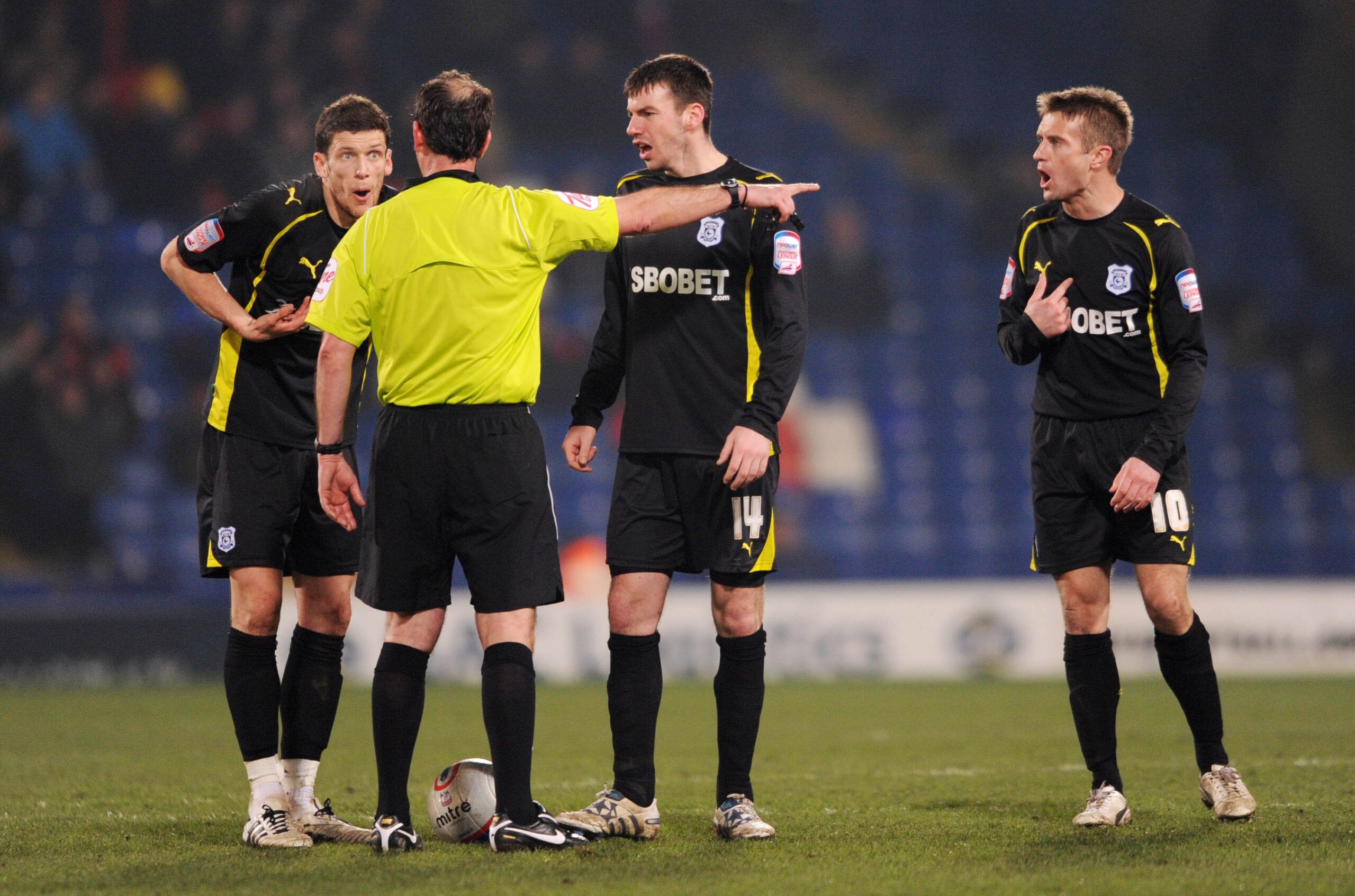 Football - Crystal Palace v Cardiff City npower Football League Championship  - Selhurst Park - 10/11 -  8/3/11 
Cardiff's Mark Hudson (L), Paul Quinn and Stephen McPhail (R) remonstrate with referee Mick Russell 
Mandatory Credit: Action Images / Alex Morton 
Livepic