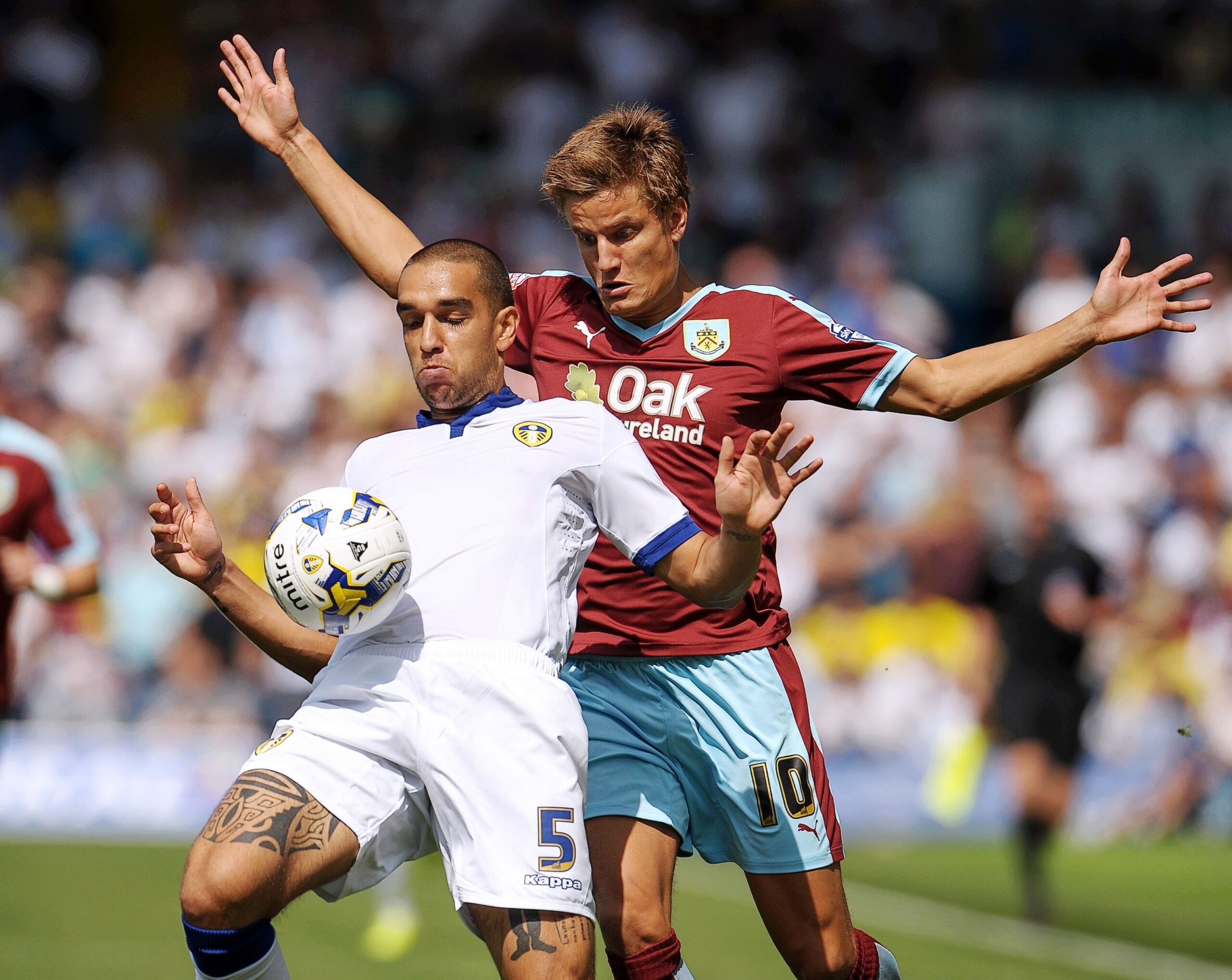 Football - Leeds United v Burnley - Sky Bet Football League Championship - Elland Road - 8/8/15 
Leeds United's Giuseppe Bellusci and Burnley's Jelle Vossen in action 
Mandatory Credit: Action Images / Paul Burrows 
Livepic 
EDITORIAL USE ONLY. No use with unauthorized audio, video, data, fixture lists, club/league logos or 