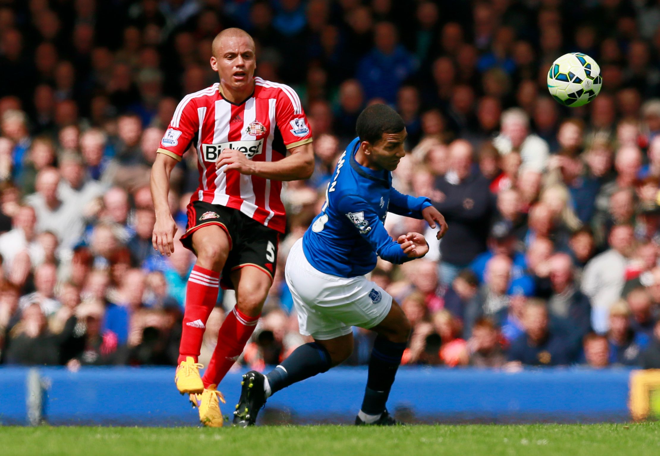 Football - Everton v Sunderland - Barclays Premier League - Goodison Park - 9/5/15
Everton's Aaron Lennon in action with Sunderland's Wes Brown
Action Images via Reuters / Jason Cairnduff
Livepic
EDITORIAL USE ONLY. No use with unauthorized audio, video, data, fixture lists, club/league logos or 