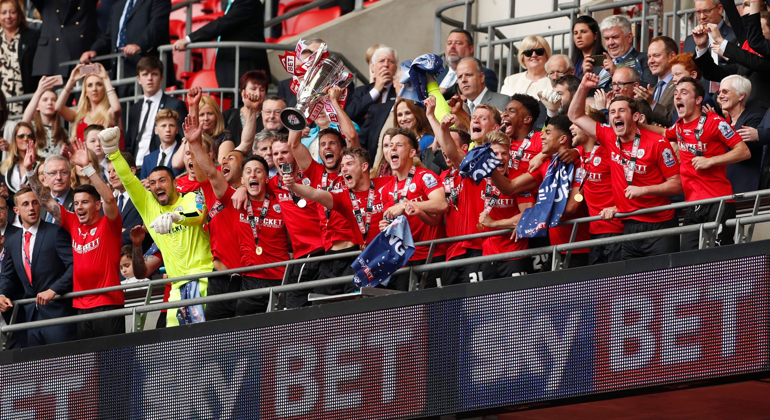 Britain Soccer Football - Barnsley v Millwall - Sky Bet Football League One Play-Off Final - Wembley Stadium - 29/5/16 
Barnsley celebrate with the trophy after winning the Sky Bet Football League One Play-Off Final 
Mandatory Credit: Action Images / John Sibley 
Livepic 
EDITORIAL USE ONLY. No use with unauthorized audio, video, data, fixture lists, club/league logos or 