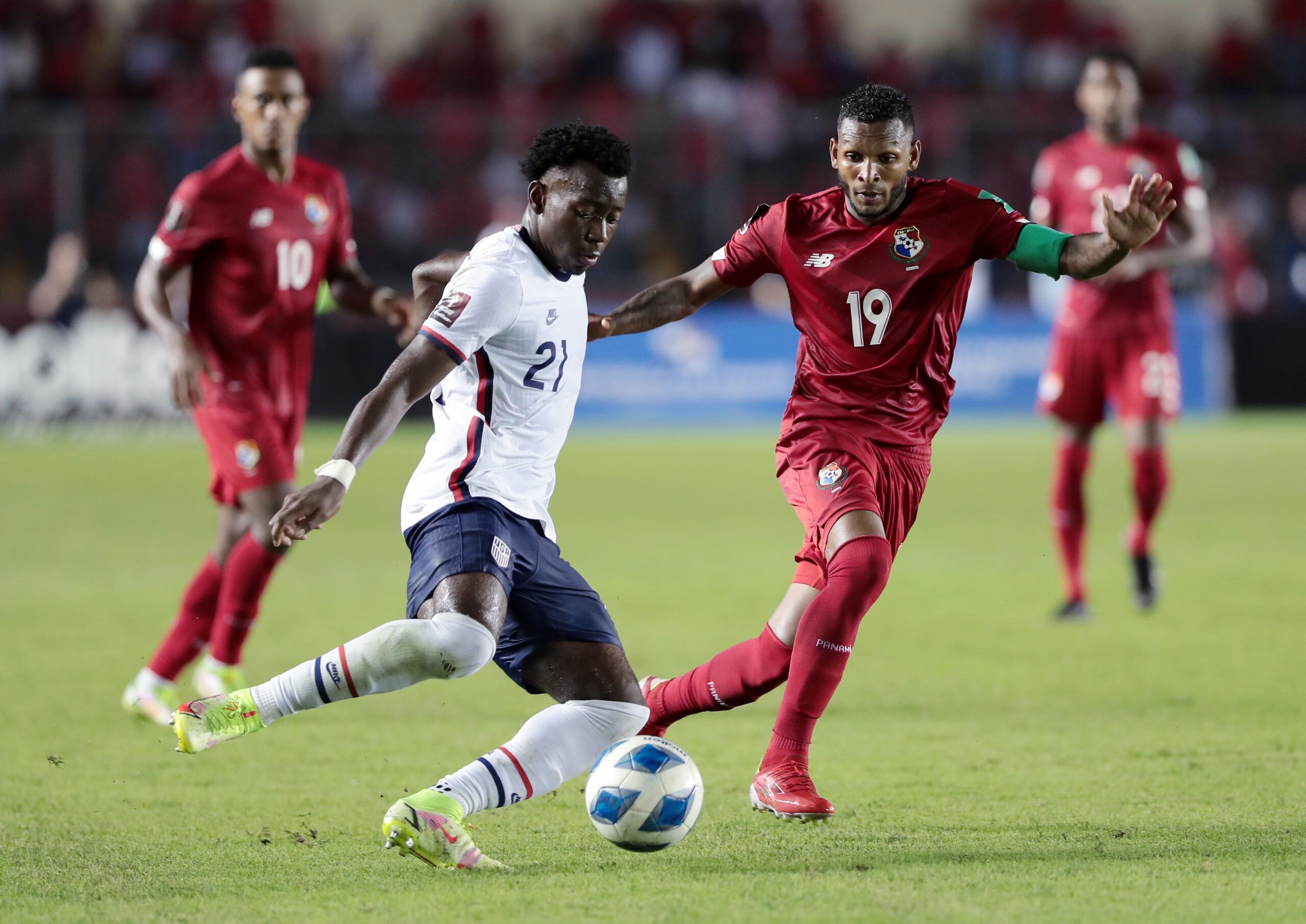 Soccer Football - World Cup - CONCACAF Qualifiers - Panama v United States - Estadio Rommel Fernandez, Panama City, Panama - October 10, 2021 George Bello of the U.S. in action with Panama's Alberto Quintero REUTERS/Erick Marciscano