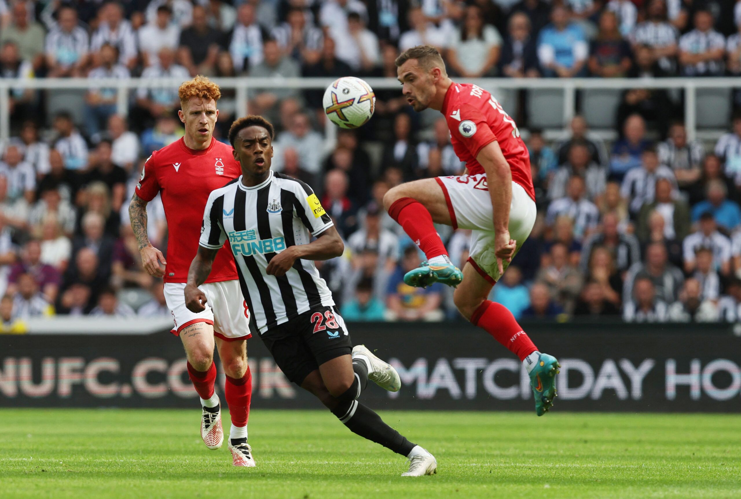 Soccer Football - Premier League - Newcastle United v Nottingham Forest - St James' Park, Newcastle, Britain - August 6, 2022 Newcastle United's Joe Willock in action with Nottingham Forest's Harry Toffolo and Jack Colback REUTERS/Russell Cheyne EDITORIAL USE ONLY. No use with unauthorized audio, video, data, fixture lists, club/league logos or 'live' services. Online in-match use limited to 75 images, no video emulation. No use in betting, games or single club /league/player publications.  Plea