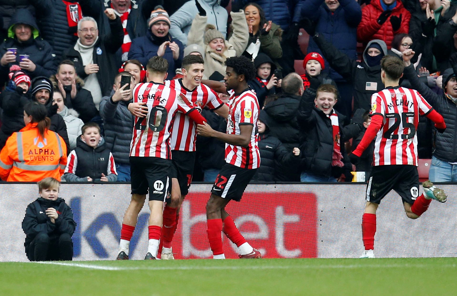 Sunderland Takes Early Lead in Championship Clash