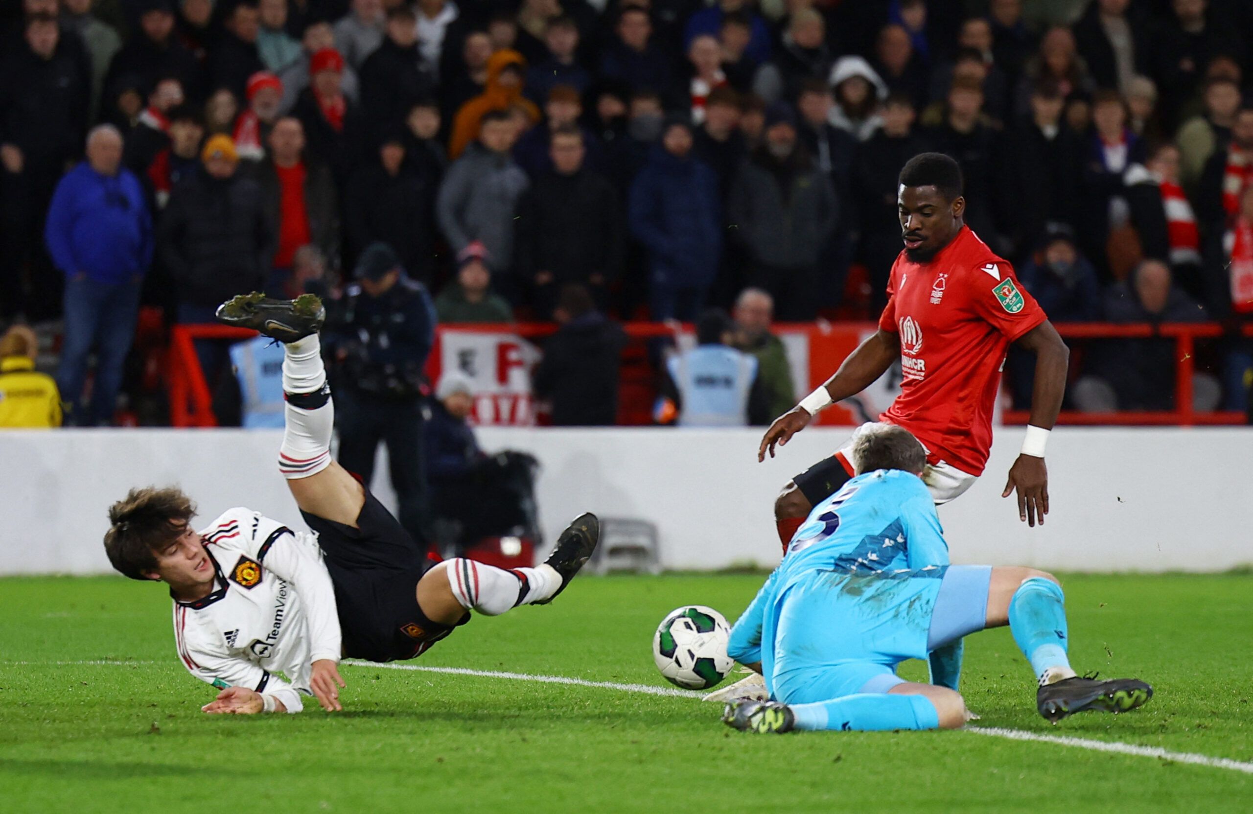 Soccer Football - Carabao Cup - Semi Final - First Leg - Nottingham Forest v Manchester United - The City Ground, Nottingham, Britain - January 25, 2023 Manchester United's Facundo Pellistri in action with Nottingham Forest's Wayne Hennessey and Serge Aurier REUTERS/Molly Darlington