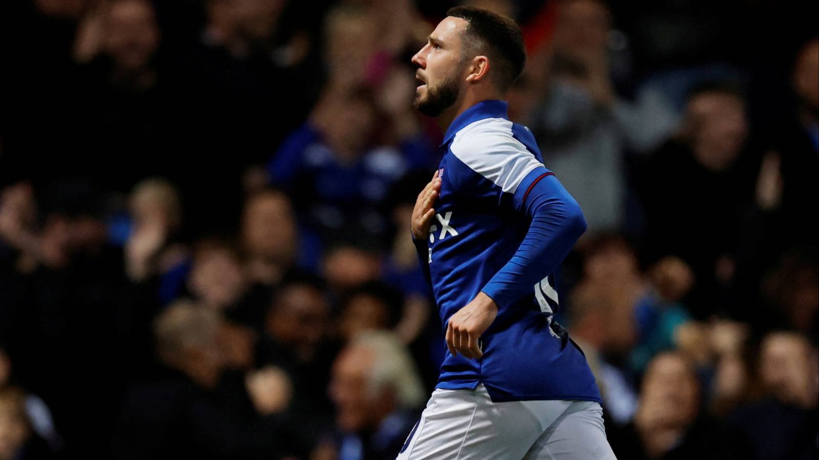 Portsmouth hampir menyelesaikan kesepakatan untuk merekrut bintang Ipswich, Conor Chaplin