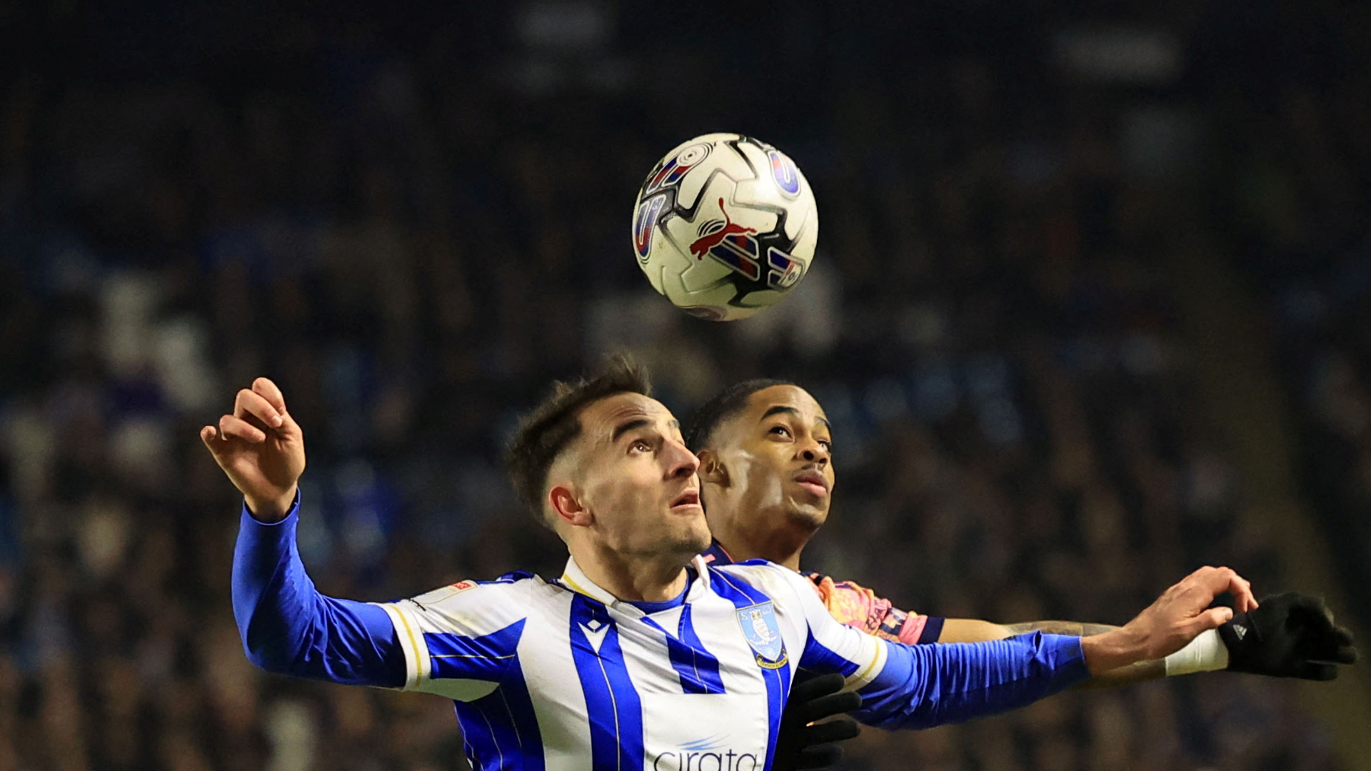 Pol Valentin contesting a header