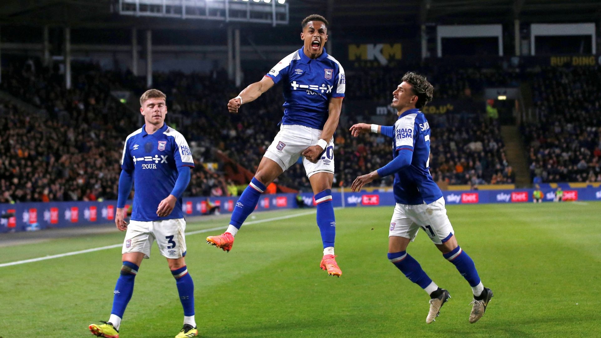 Omari Hutchinson celebrates vs Hull City