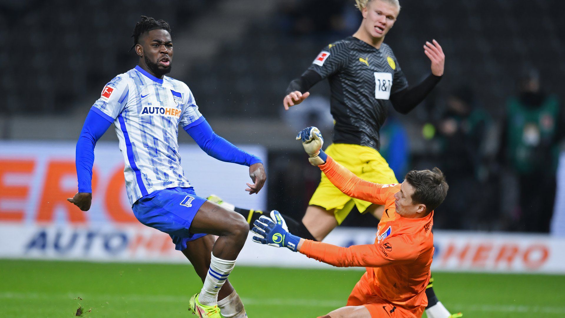 Leeds United face Crystal Palace transfer battle for Jordan Torunarigha