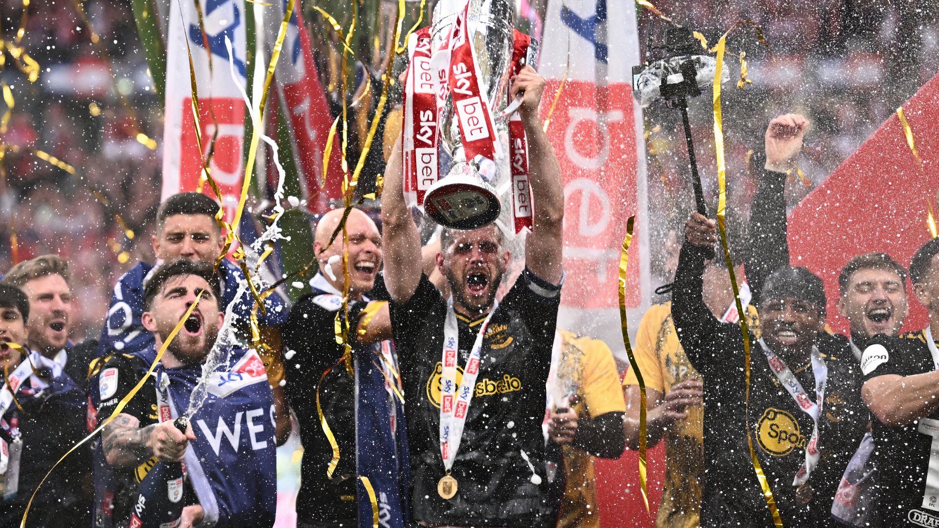 Southampton Players Celebrate Play-FF Final Win