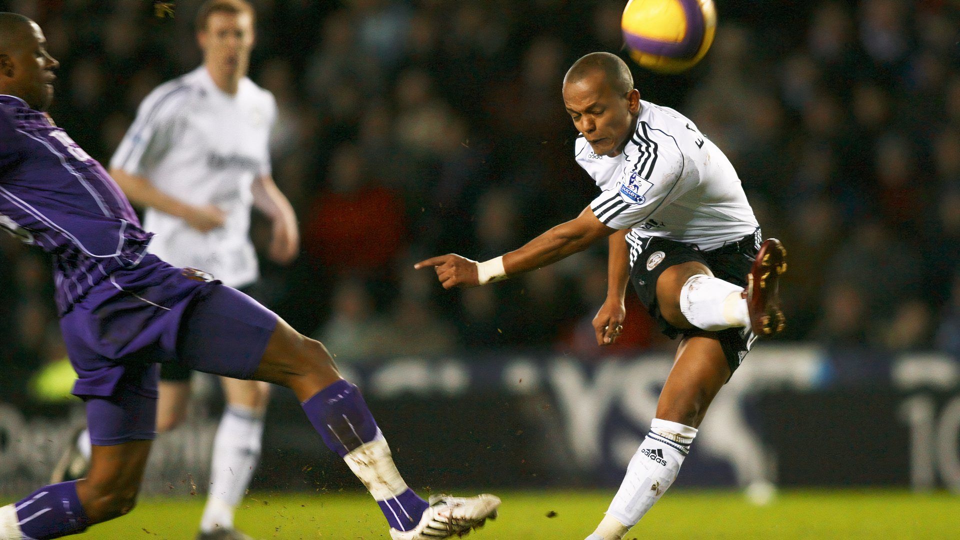 Robert Earnshaw playing for Derby County 