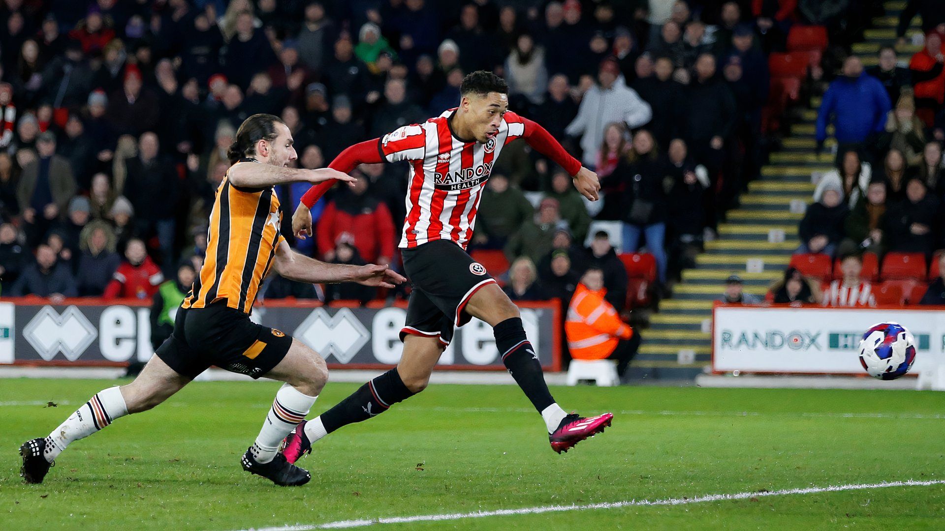 Daniel Jebbison scores for Sheffield United against Hull City