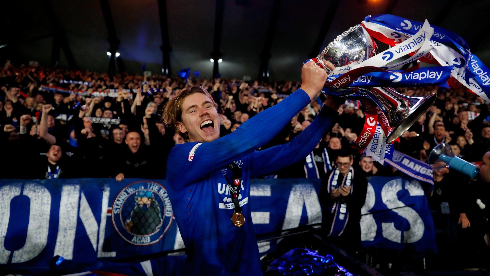 Todd Cantwell celebrates winning the Scottish League Cup with Rangers (1)