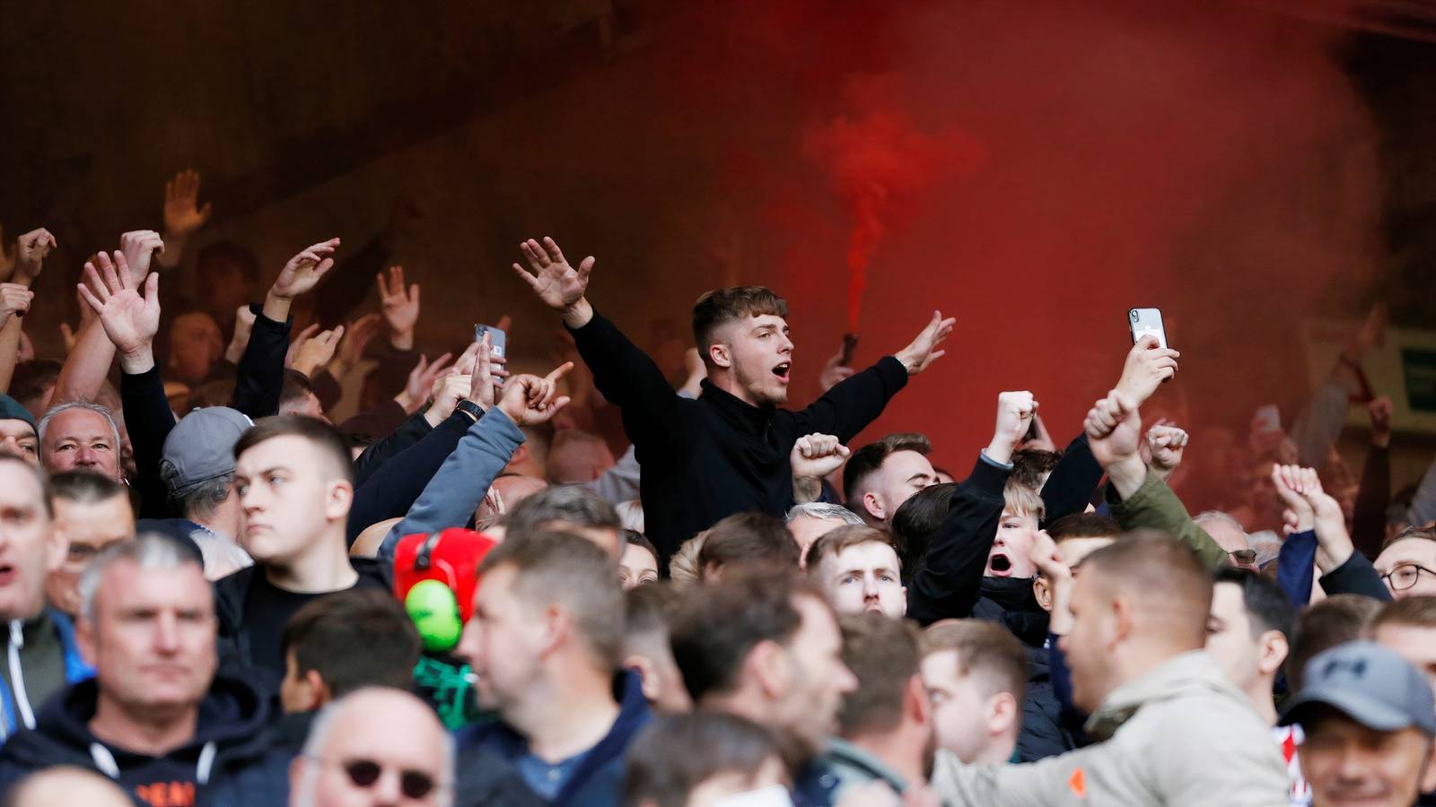 Berapa banyak tiket yang terjual untuk Stoke City vs QPR pada hari Sabtu?