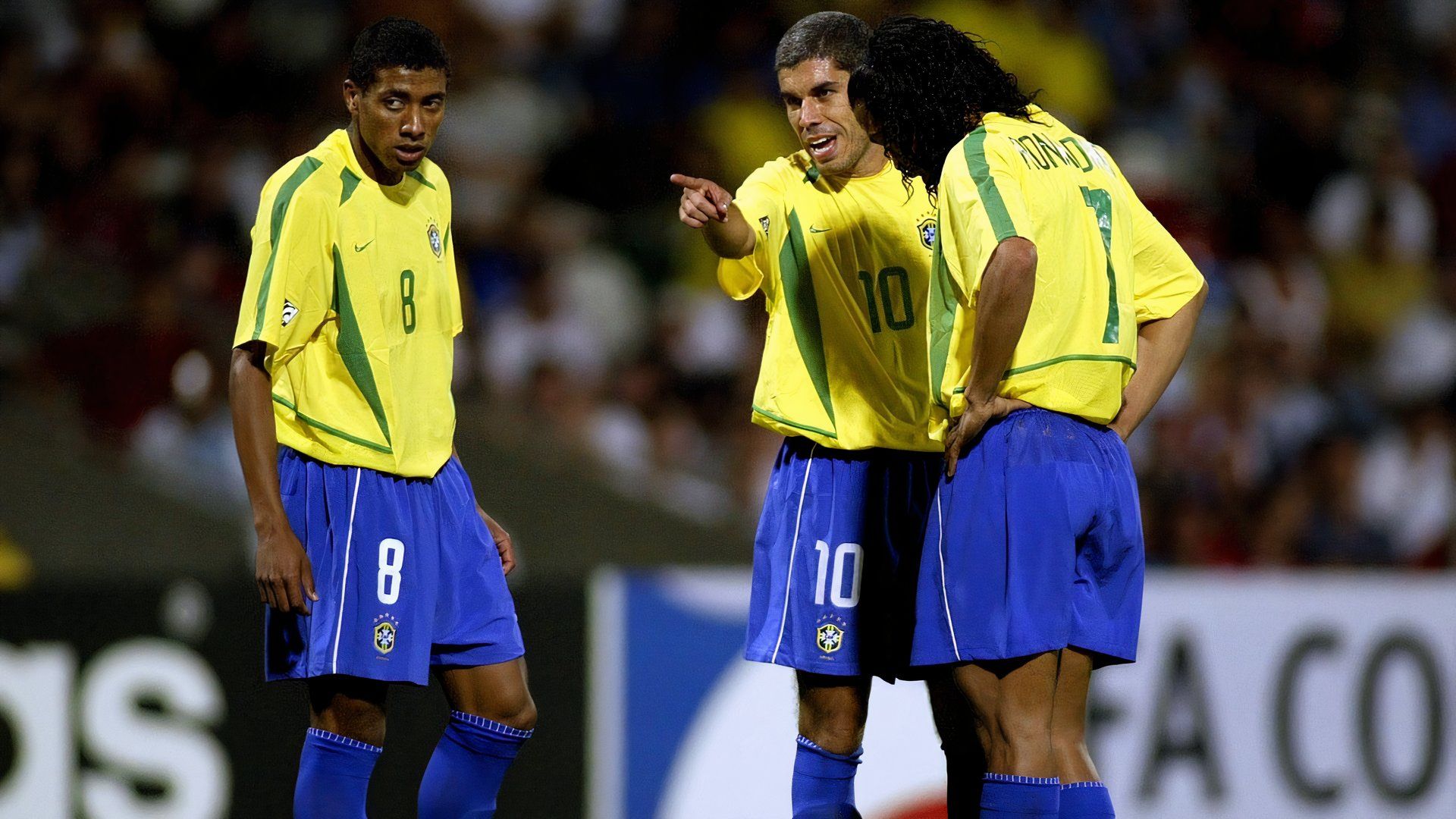 Ricardinho talks tactics with Brazil teammate Ronaldinho