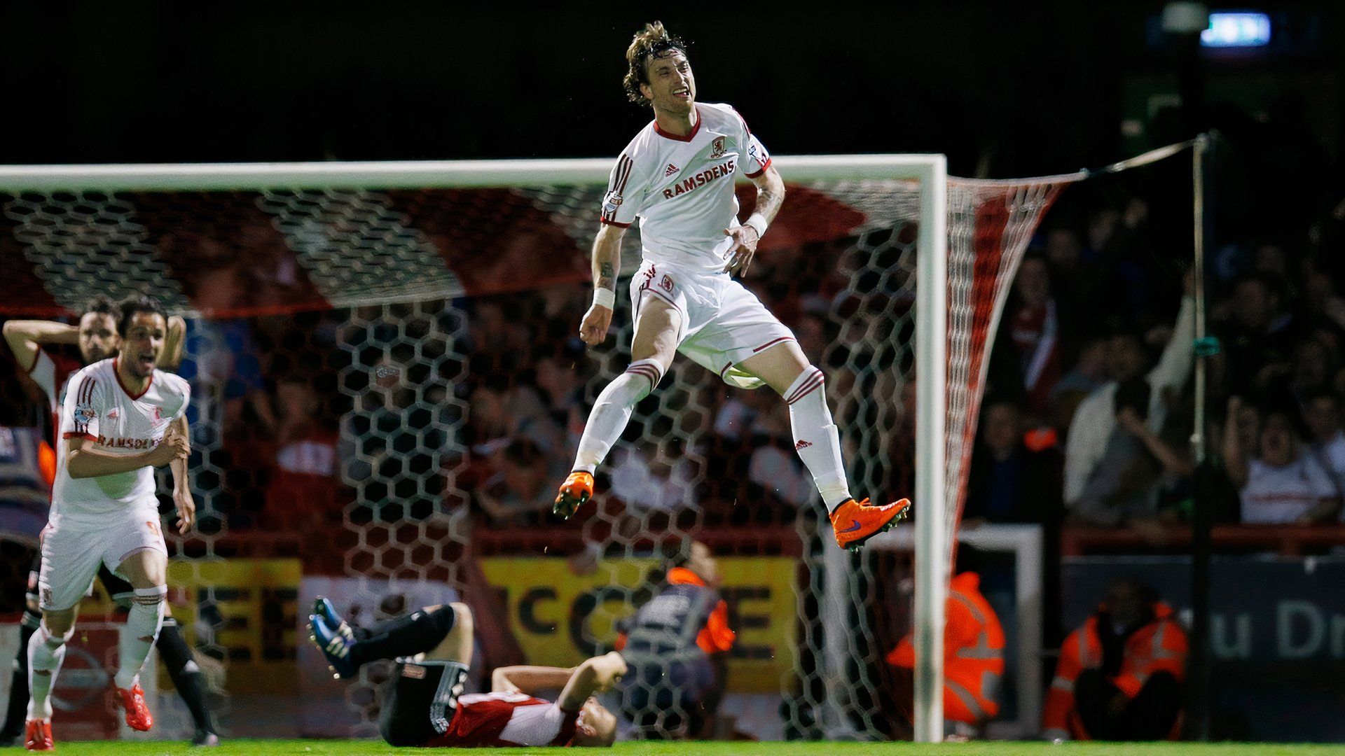 Middlesbrough's Fernando Amorebieta celebrates scoring late goal vs Brentford - Championship play-off semi-final - Griffin Park