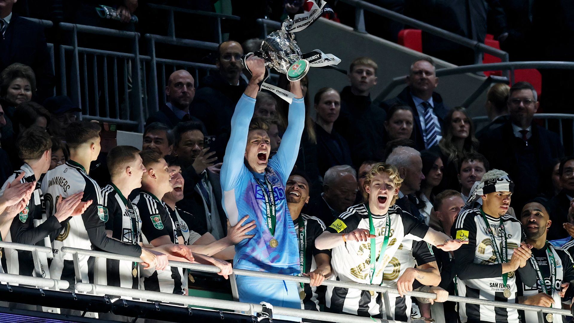 Newcastle United's Nick Pope lifts the trophy after winning the Carabao Cup