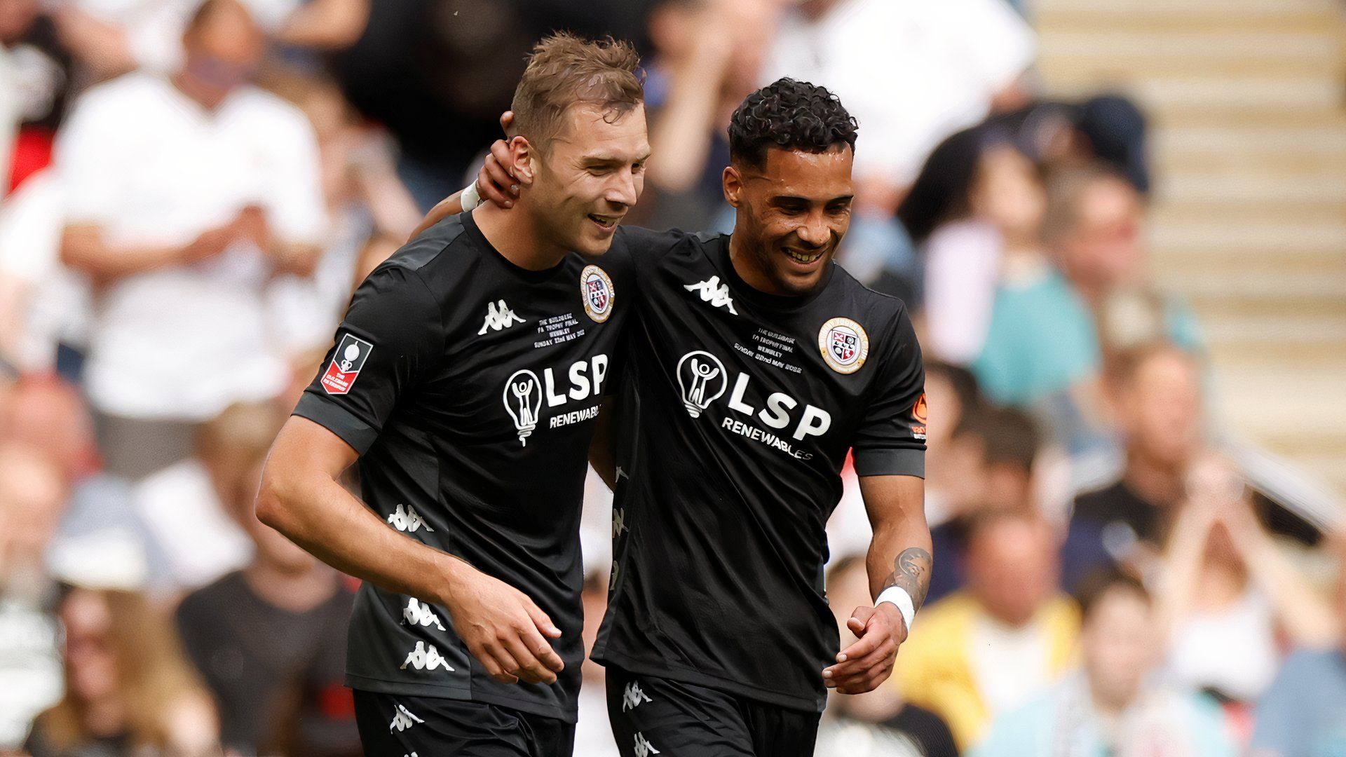 Michael Cheek ăn mừng bàn thắng cho Bromley. Anh là vua phá lưới League Two mùa 2024/25.