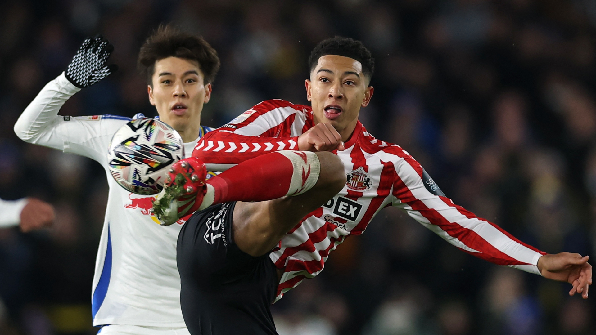Jobe Bellingham en action pour Sunderland contre Leeds United