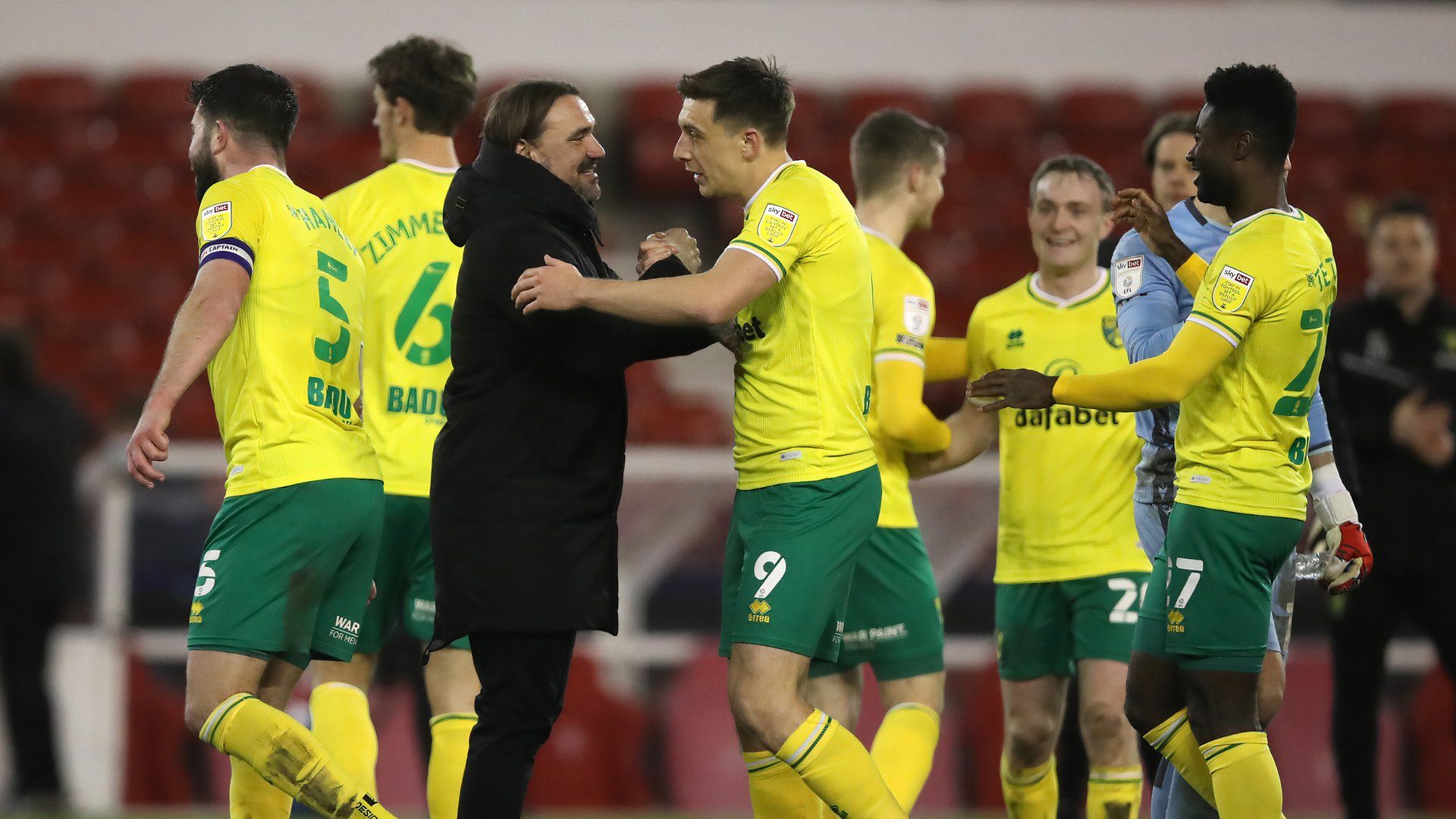 daniel farke with norwich players
