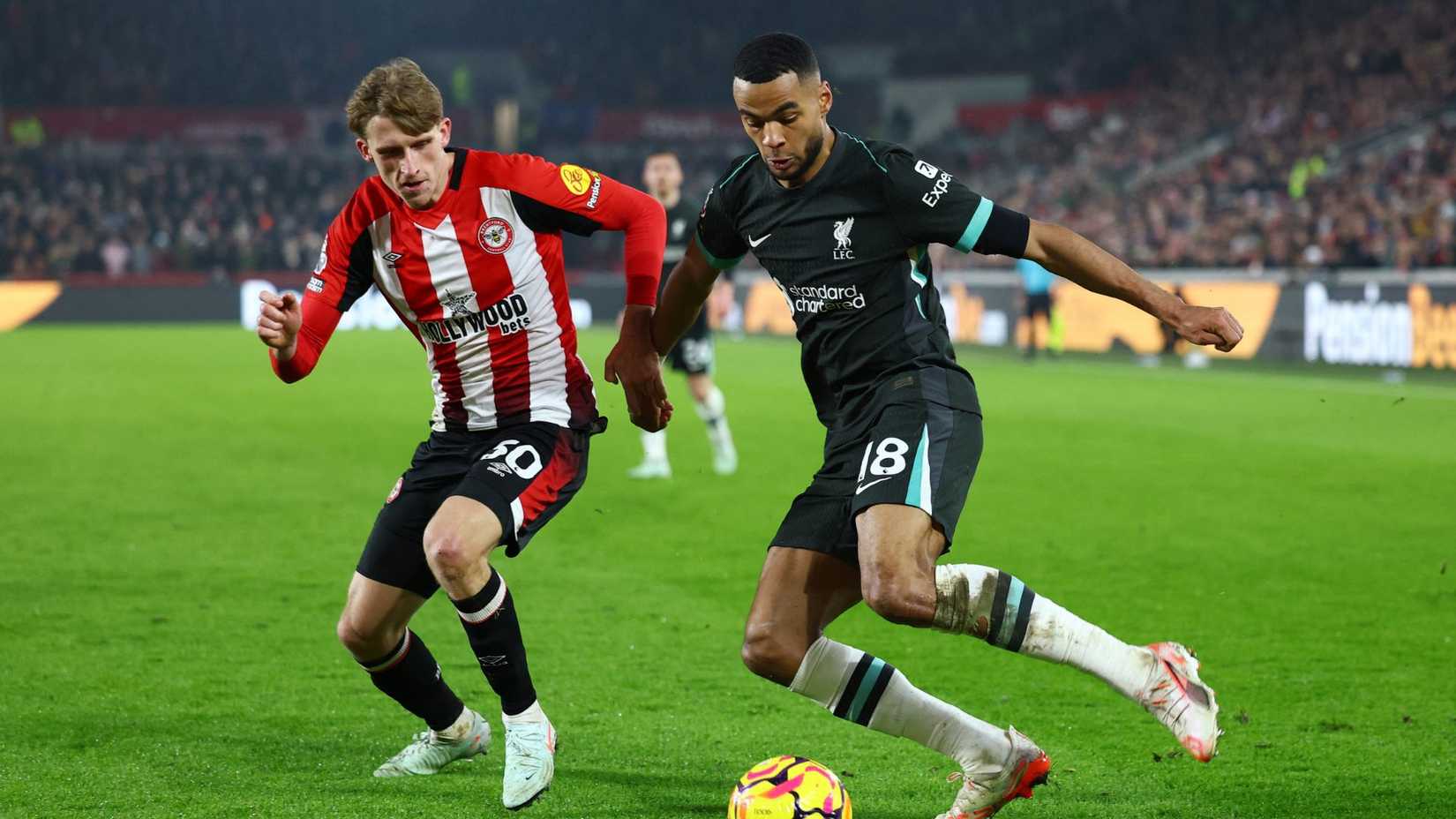 Mads Roerslev defending against Cody Gakpo for Brentford