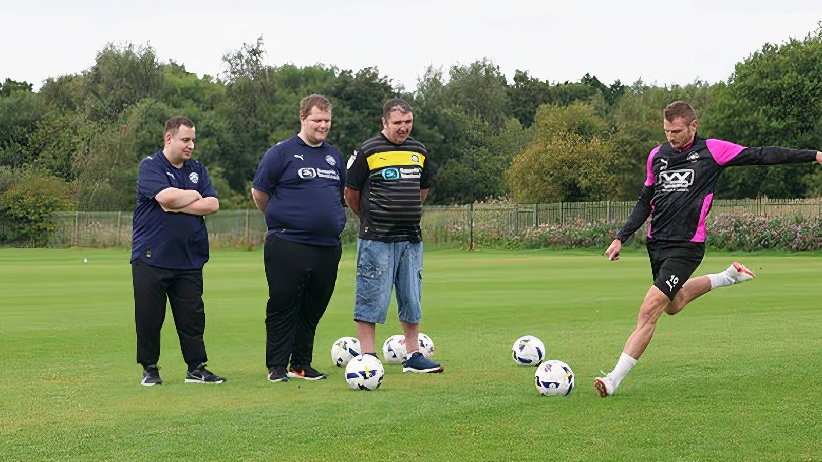 Penyerang Wigan Athletic Paul Mullin ‘bawa kebahagiaan’ ke tim Difabel Latics Penyerang Wigan Athletic Paul Mullin ‘bawa kebahagiaan’ ke tim Difabel Latics